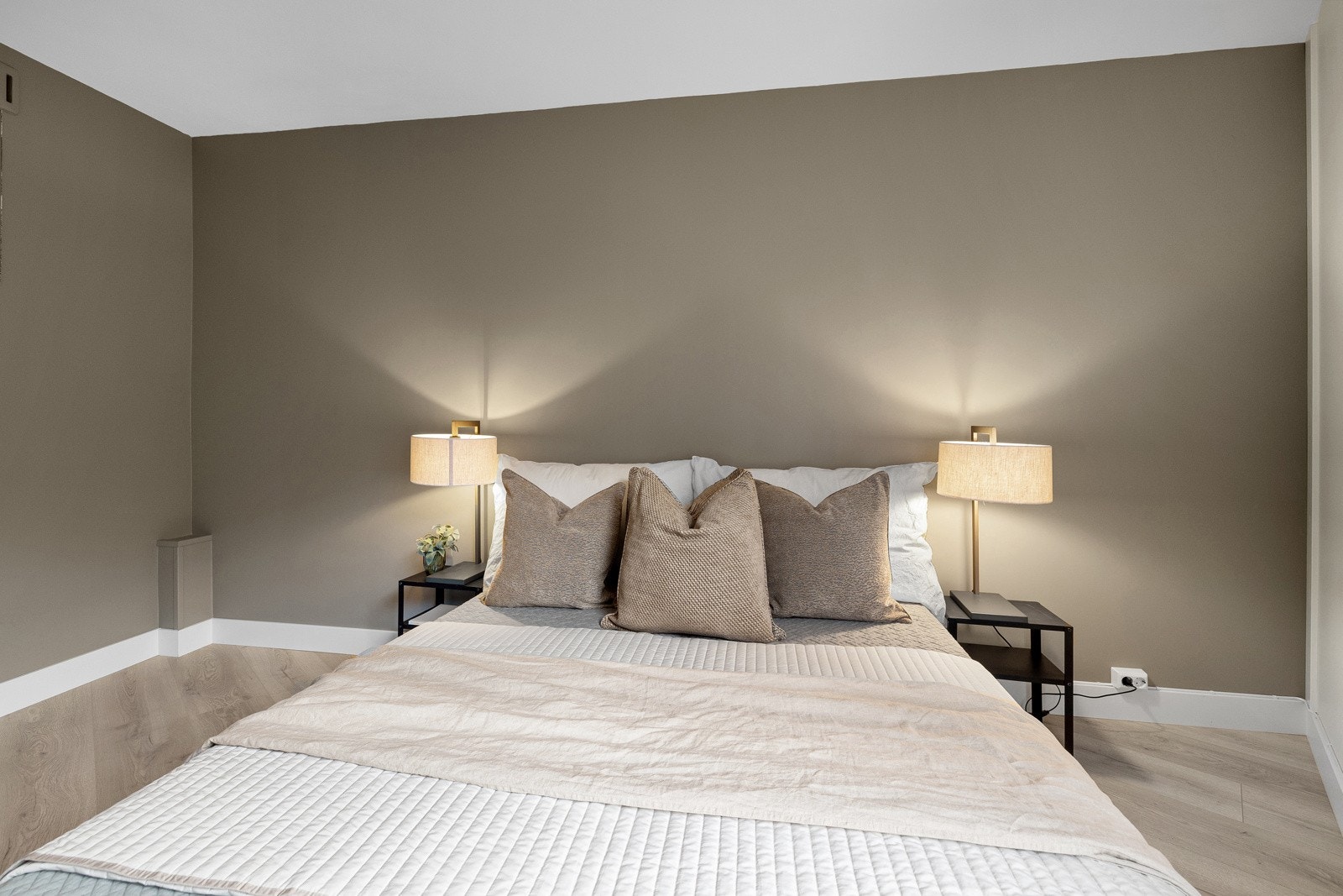 God plass til dobbeltseng og garderobeløsning. Galleribilde