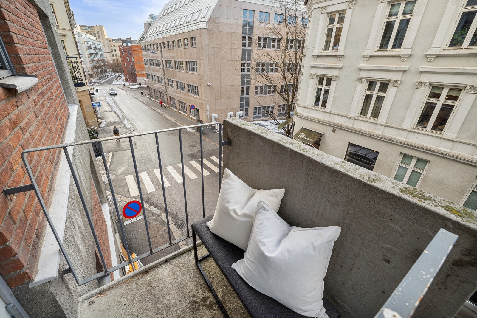 Balkongen vender mot rolig gate uten gjennomgående trafikk. Galleribilde