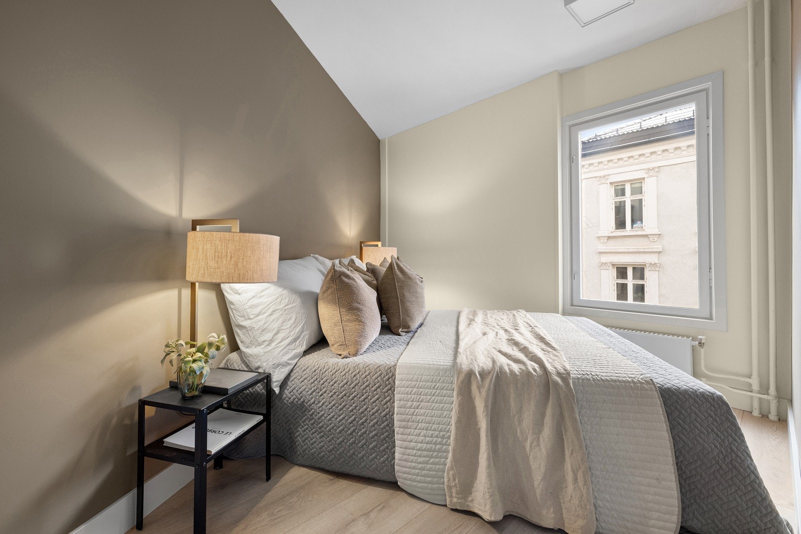 Romslig soverom med svært fine lysforhold. Galleribilde