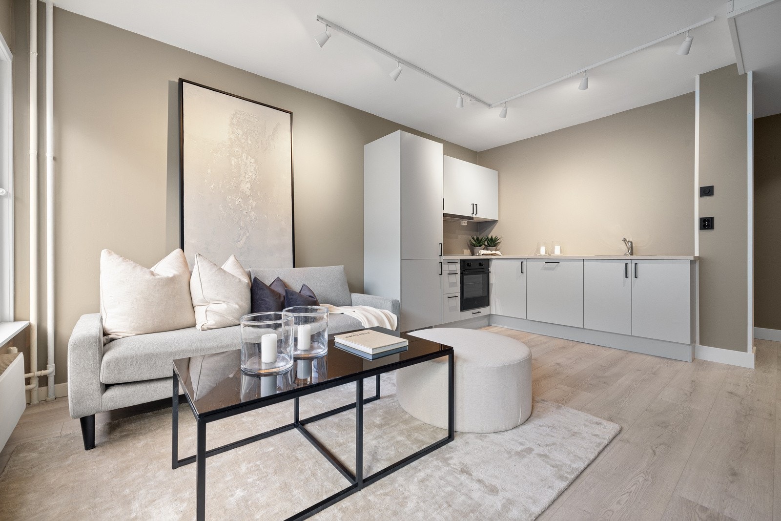 Boligen er ombygget i 2023 med optimal planløsning og svært godt utnyttet areal. Galleribilde