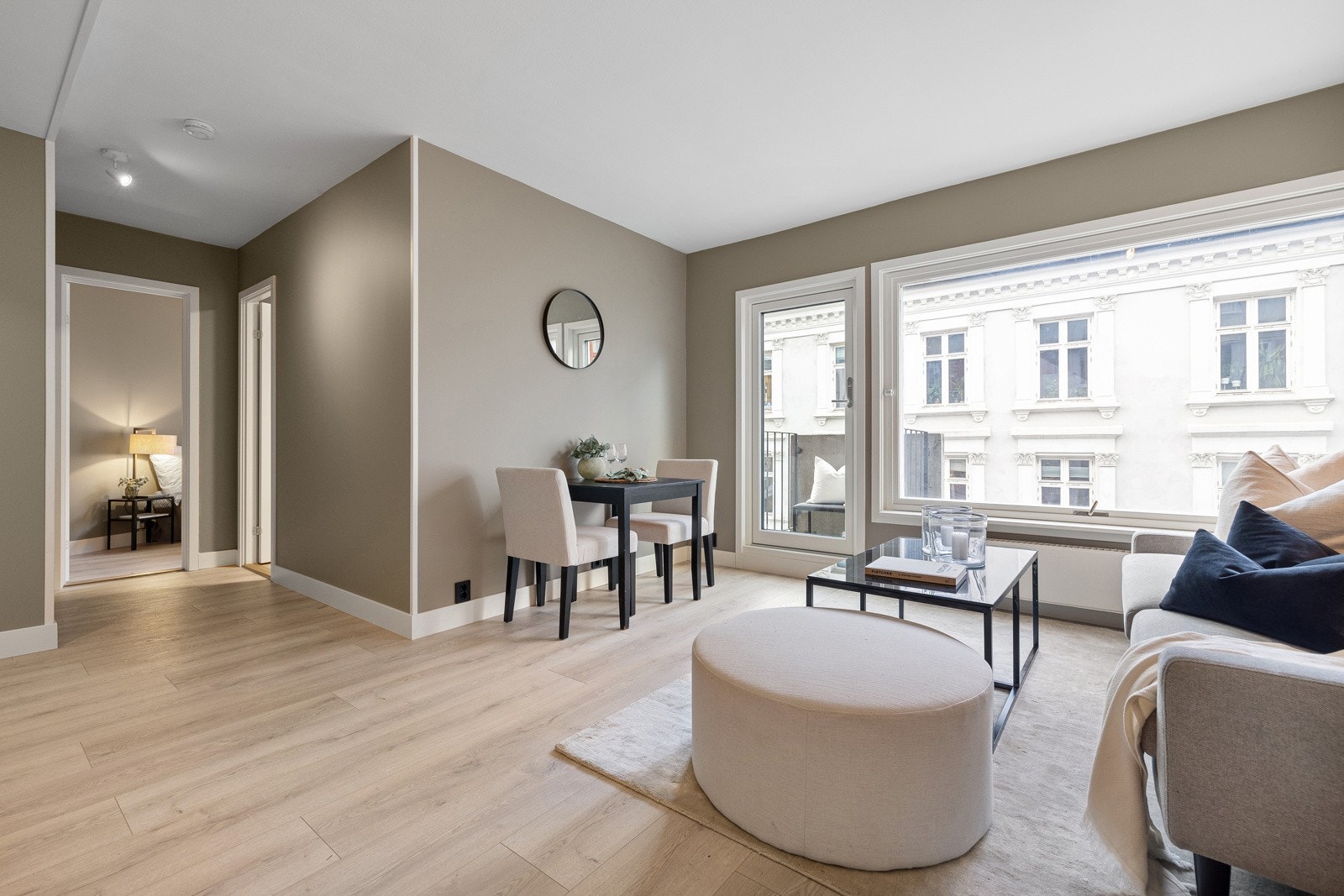 Svært god romfølelse med store vindusflater som slipper inn mye naturlig lys. Galleribilde