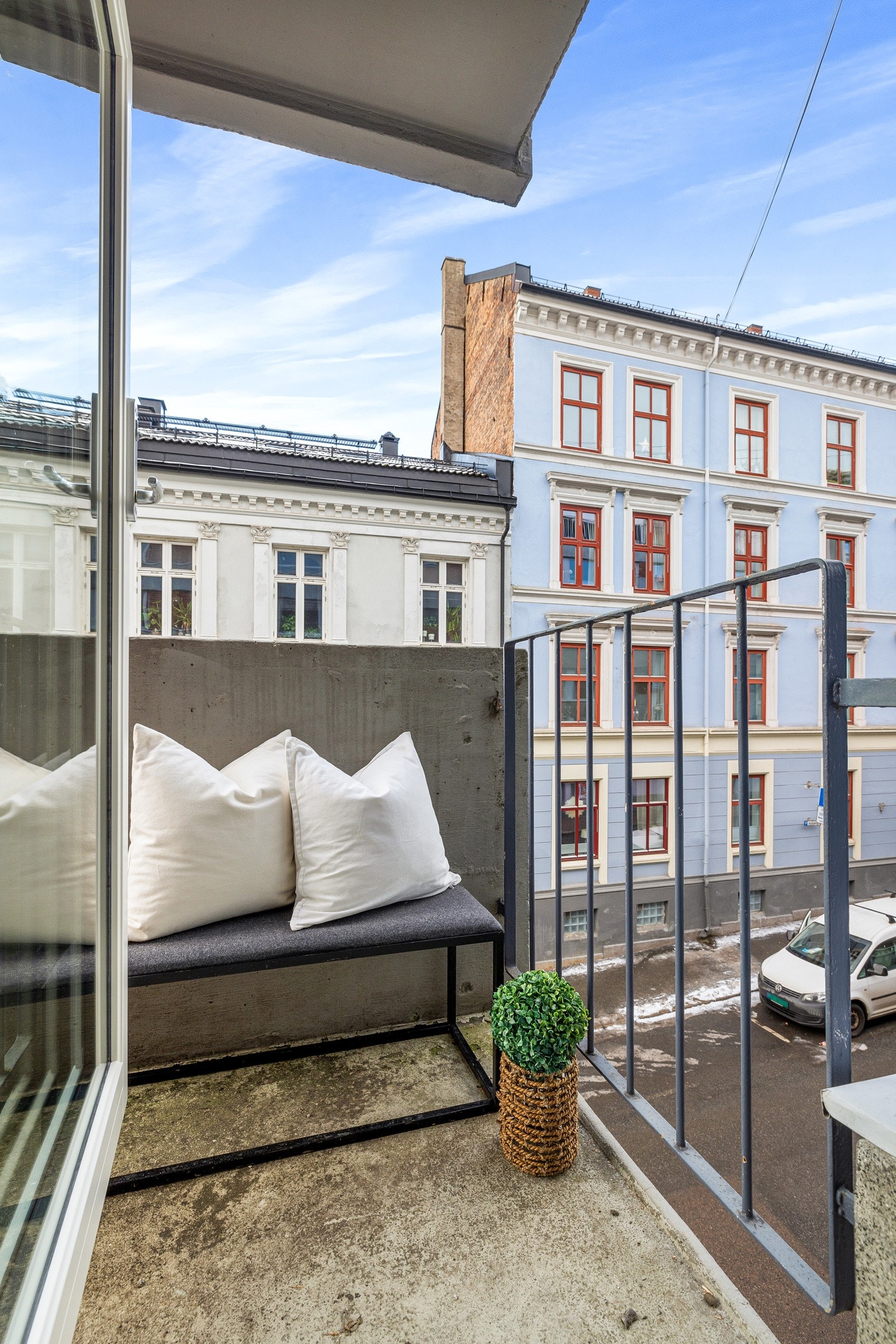 Adkomst fra stue til solrik, sydvest-vendt balkong med høy og fri beliggenhet. Galleribilde