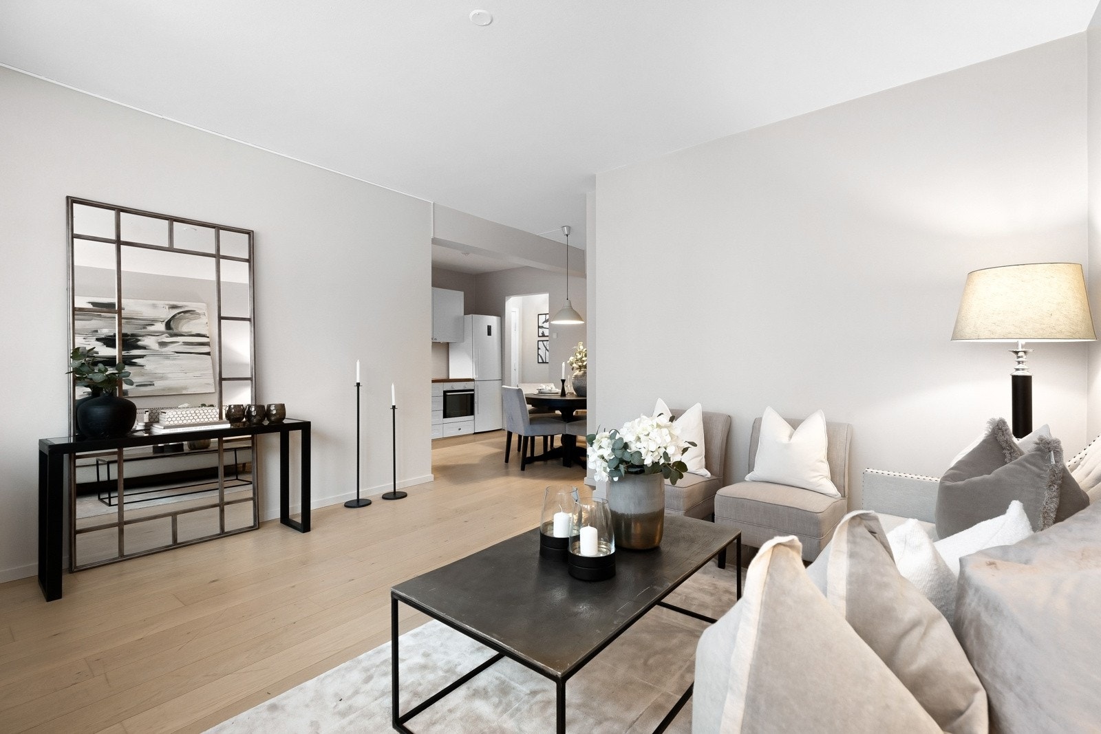 Leiligheten oppleves som svært luftig med takhøyde på hele 2,62 meter i stuen. Galleribilde