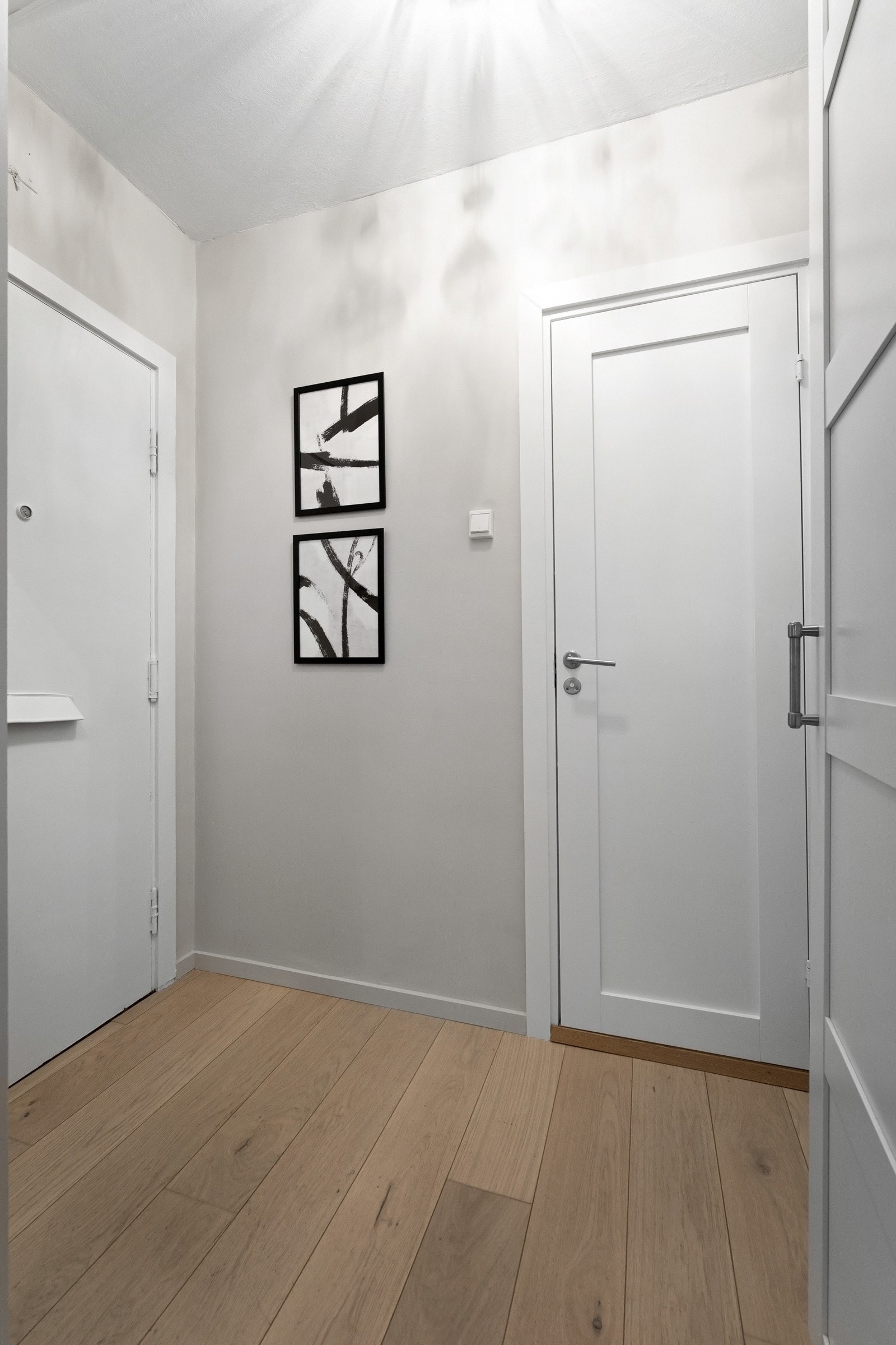 Entré med lagringsplass til yttertøy og sko i garderobeskap. Galleribilde