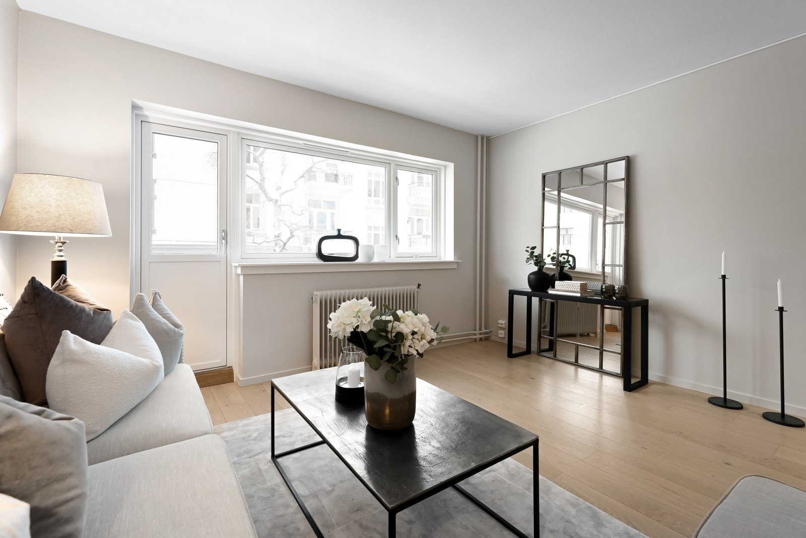 Stor og luftig stue med god plass til generøst møblement i flere soner. Galleribilde
