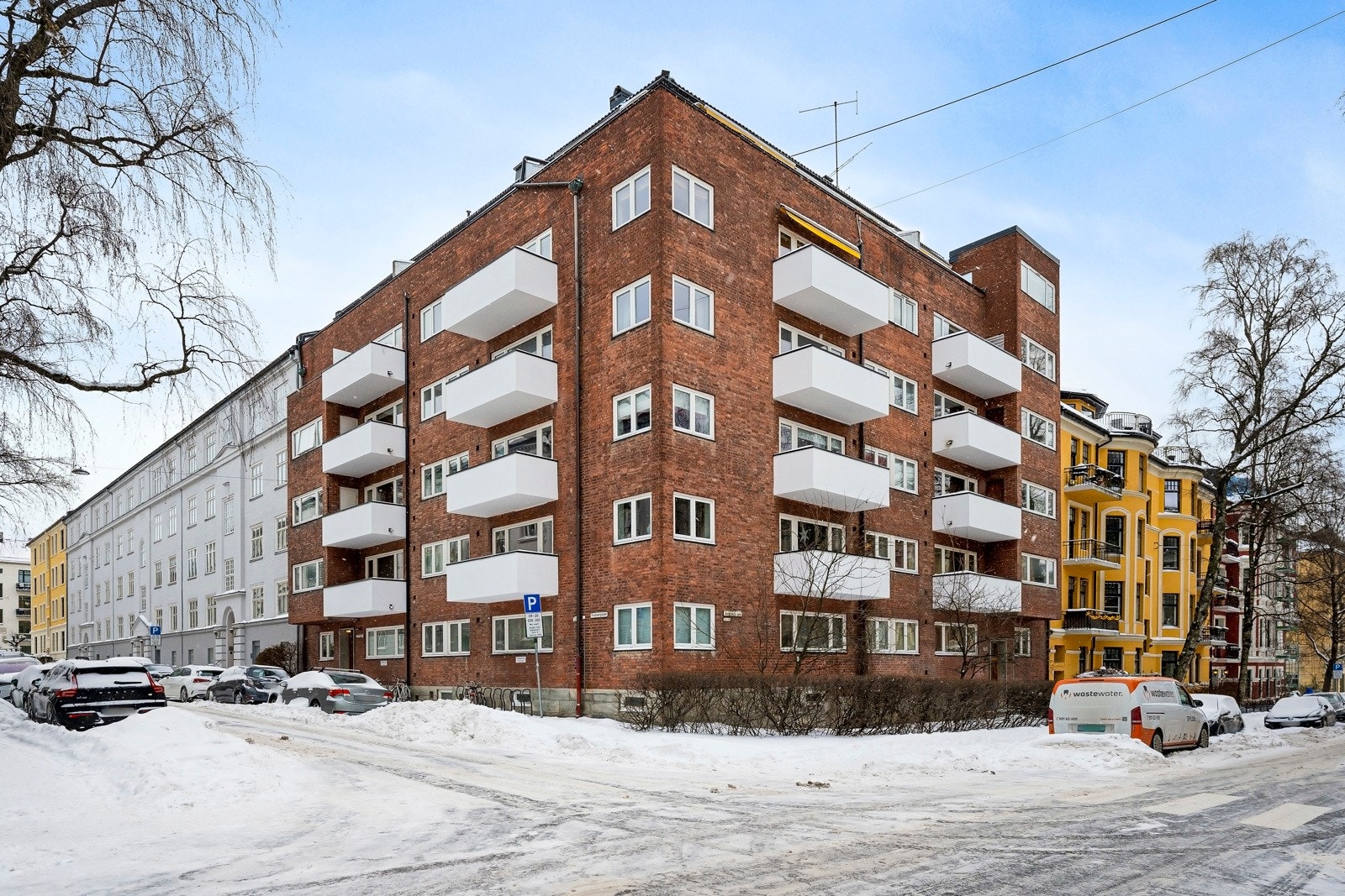 Leiligheten har en meget attraktiv beliggenhet, rett ved en av hovedstadens beste handlegater. Galleribilde