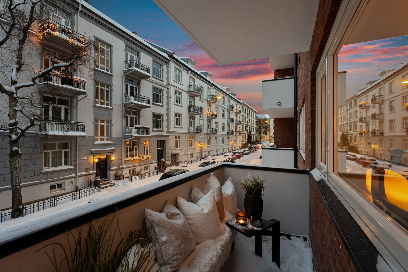Balkong på ca. 4 kvm med nydelig utsyn over vakre boliggårder i klassisk arkitektur. Galleribilde