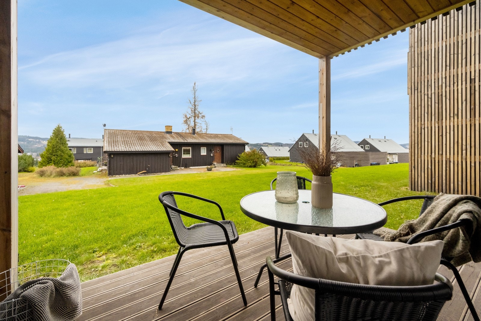 Lun, overbygd terrasse på bakkeplan. Her er det gode solforhold utover dagen og kvelden. Galleribilde