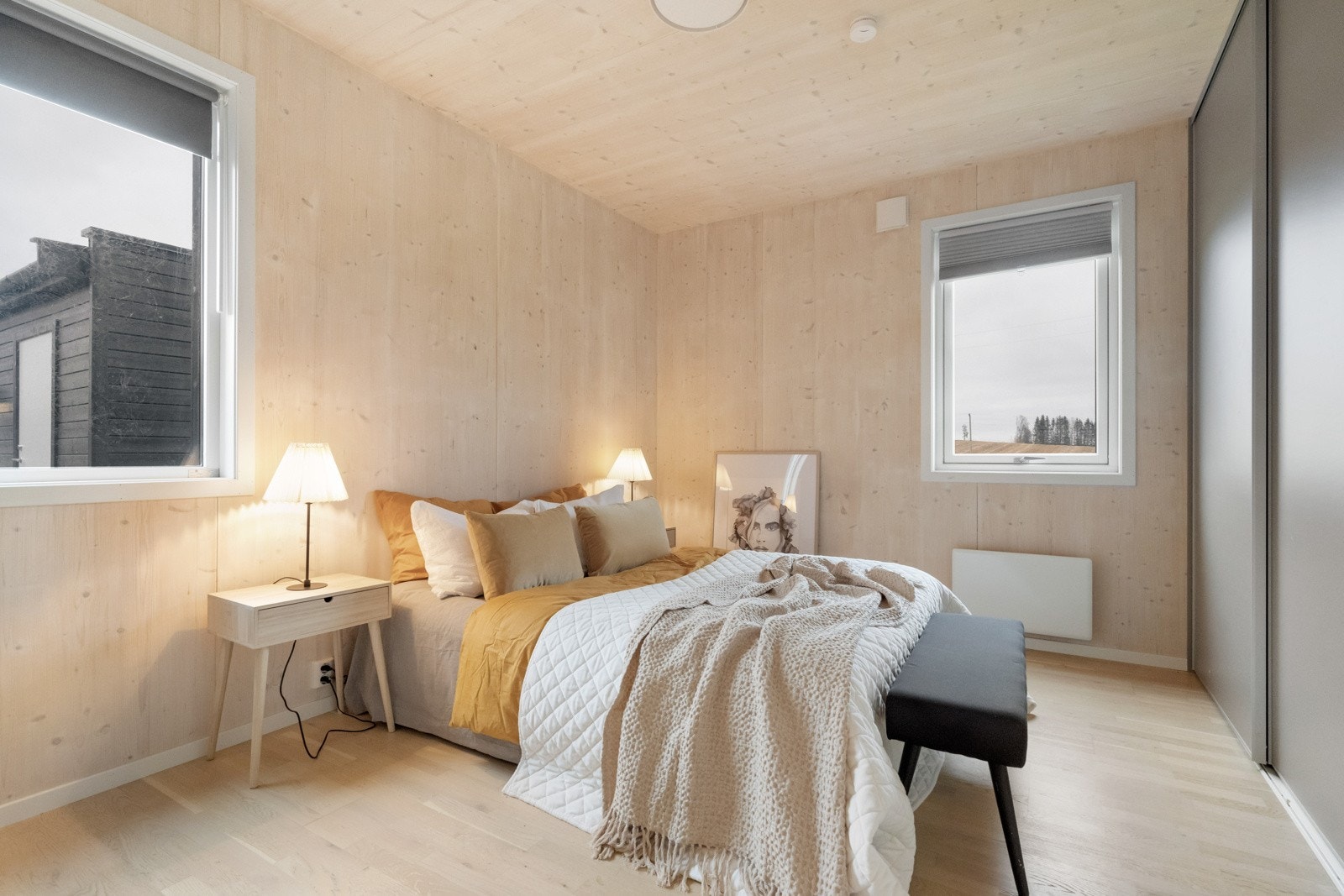 Romslig hovedsoverom på ca. 13 kvm med skyvedørsgarderobe Galleribilde