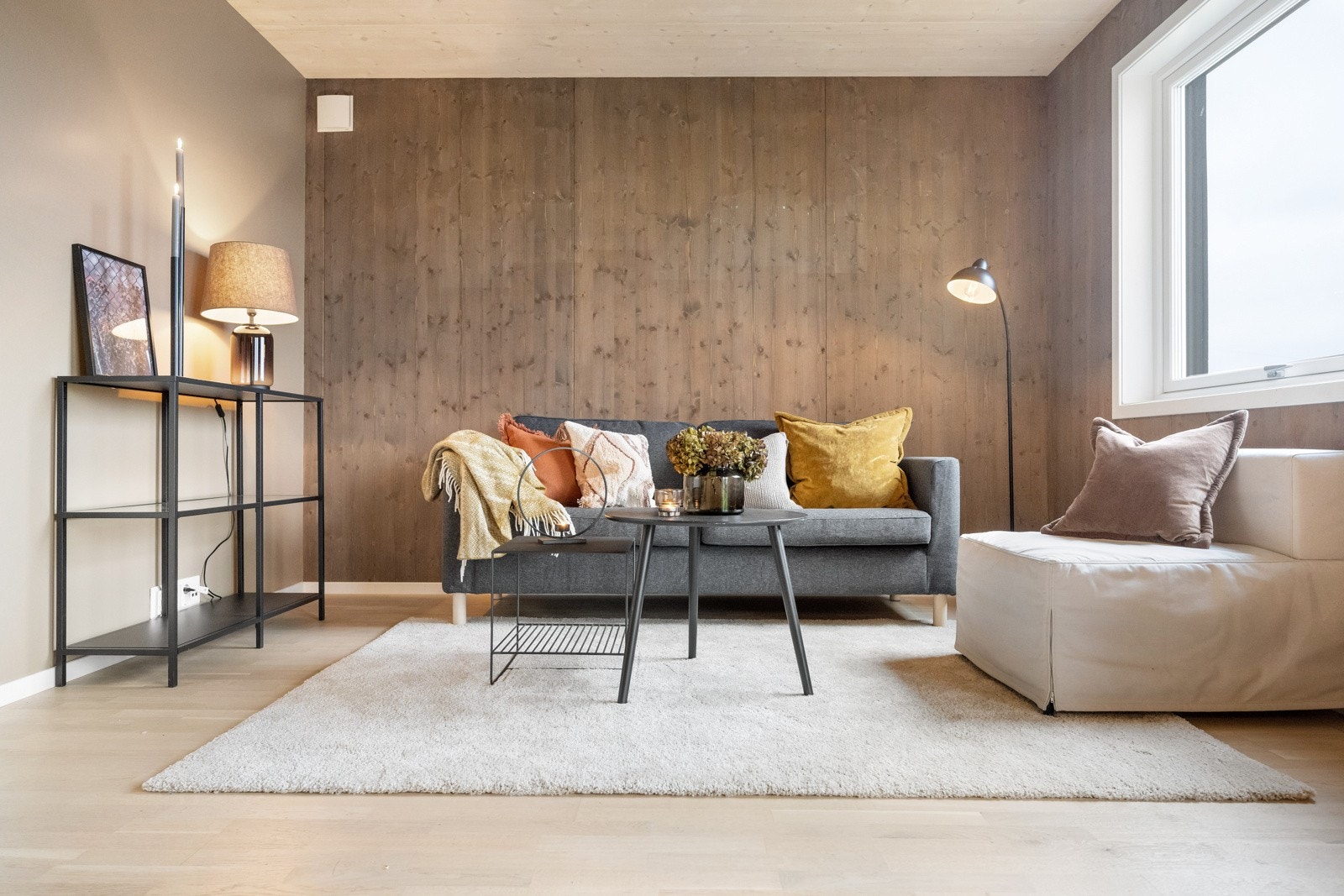 Leiligheten har en herlig kontrast mellom panel og slette overflater som gir et koselig og lunt uttrykk. Galleribilde