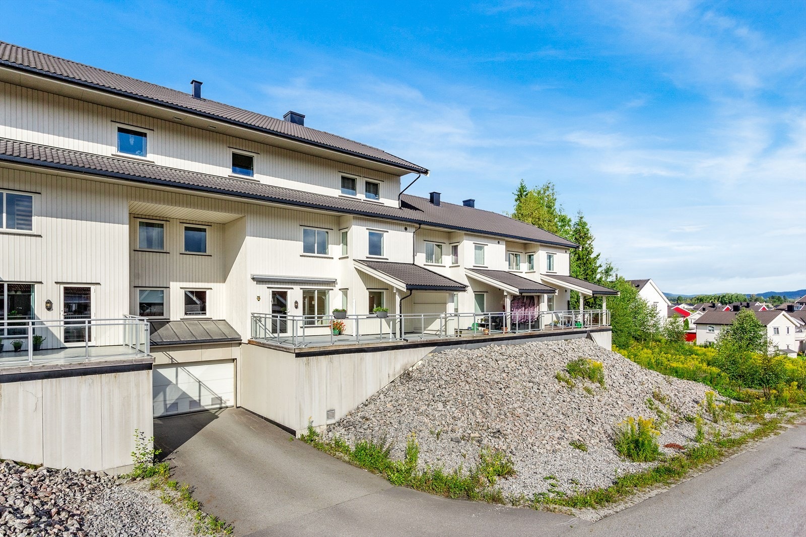 Leiligheten inneholder entré, stue, kjøkken, to soverom, bad og innvendig bod. Utgang til romslig terrasse fra stuen. Galleribilde