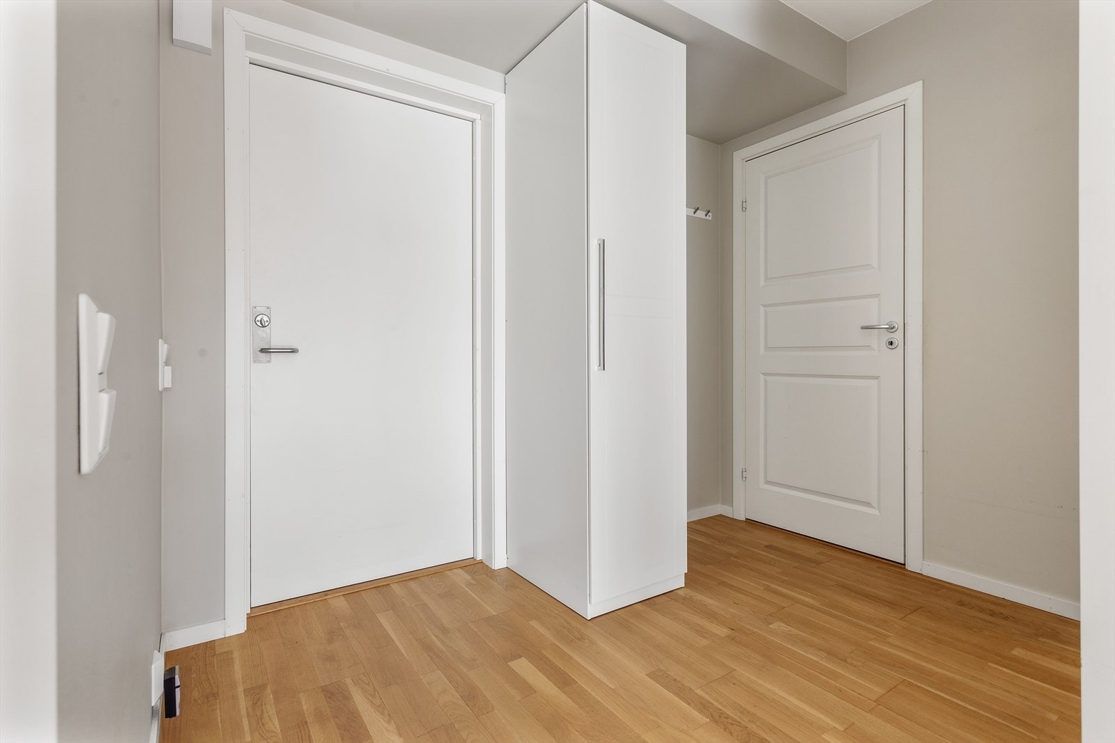 Lys og innbydende entré med god plass til å henge fra seg yttertøy og sette fra seg sko. Galleribilde