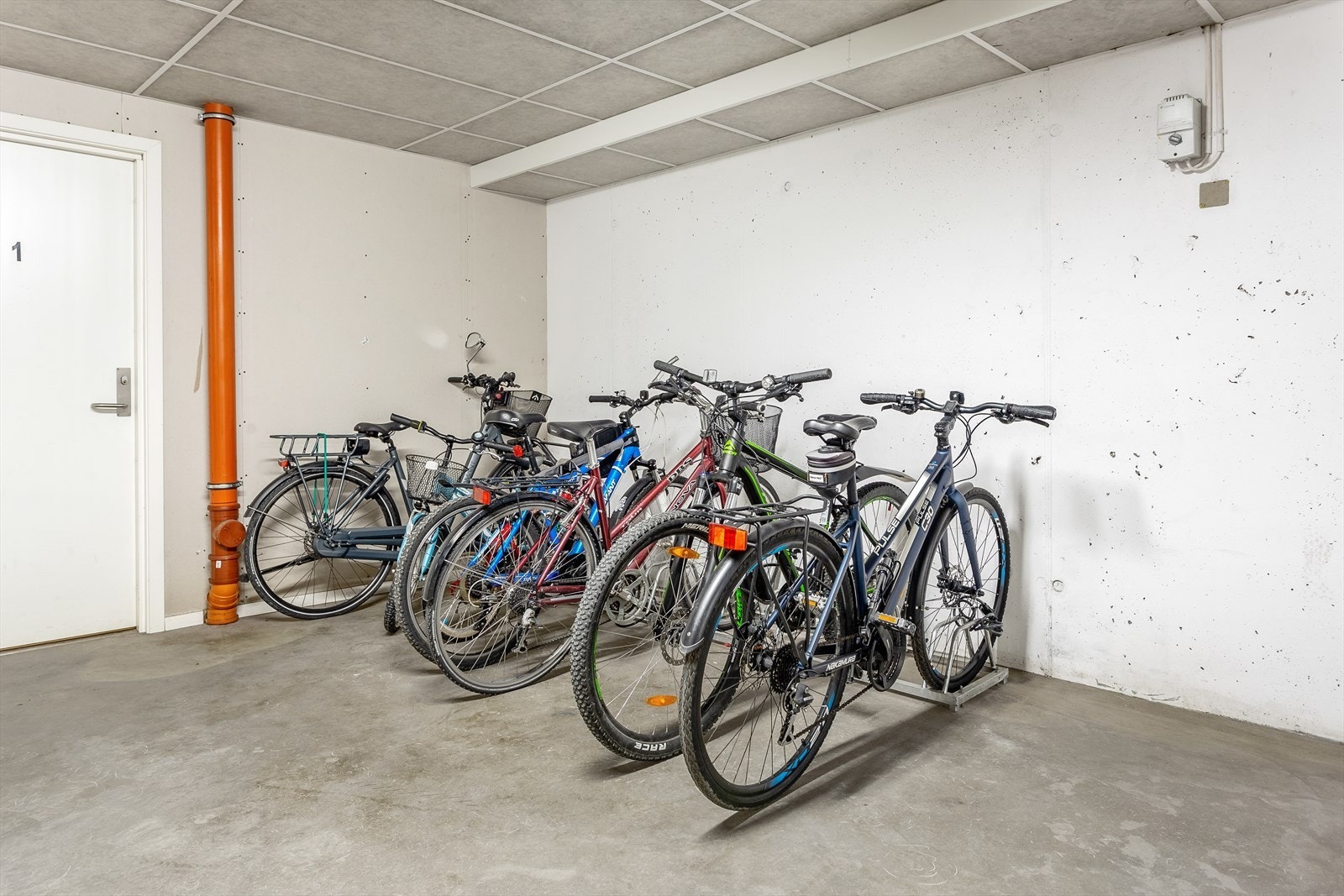 Avsatt plass til syklistene i sameiet. Galleribilde