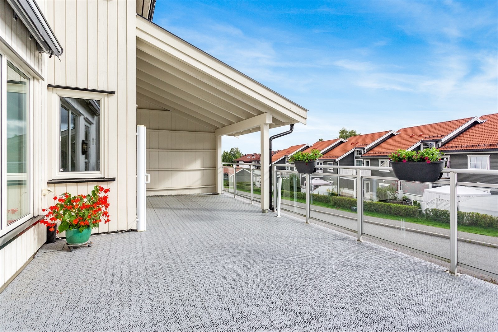 Her er det god plass til utemøblement og grill. Galleribilde