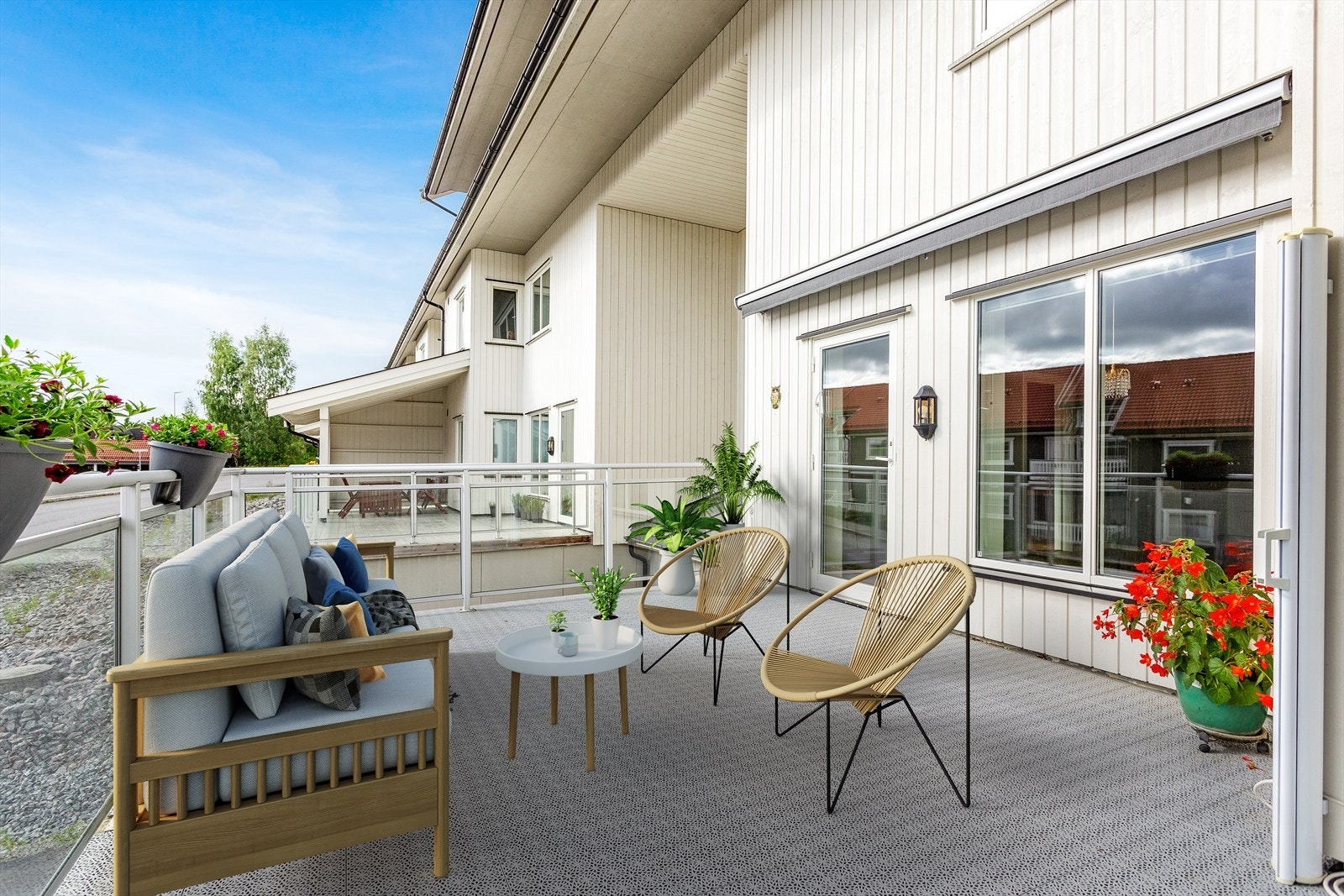 Det er kort vei til barnehage, skoler og offentlig kommunikasjon. Ca. 700 meter til Eidsvoll verk stasjon, perfekt for pendlere! Galleribilde