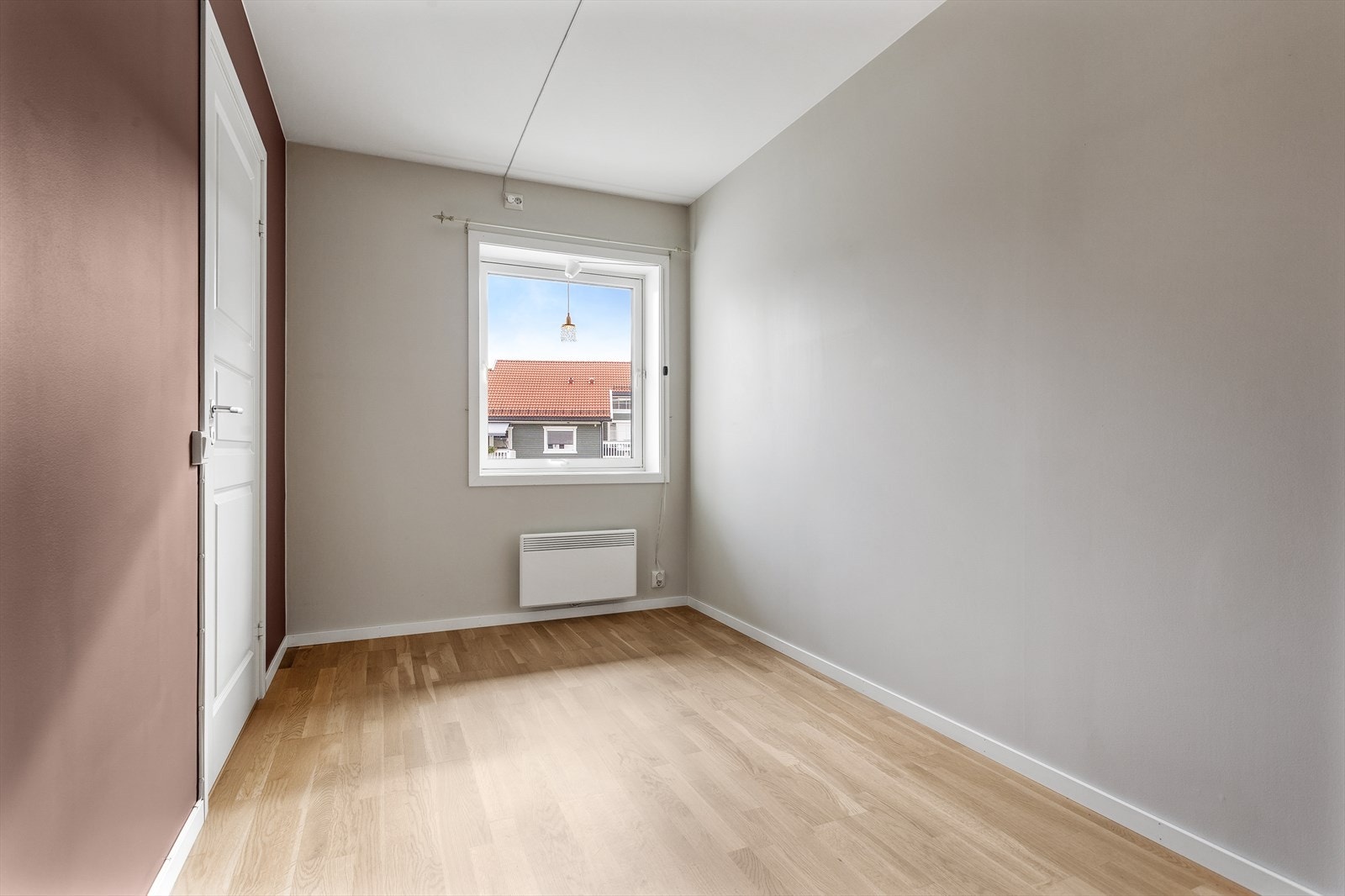 Soverom 2: Plass til seng, garderobeløsning og eventuelt øvrig møblement. Galleribilde