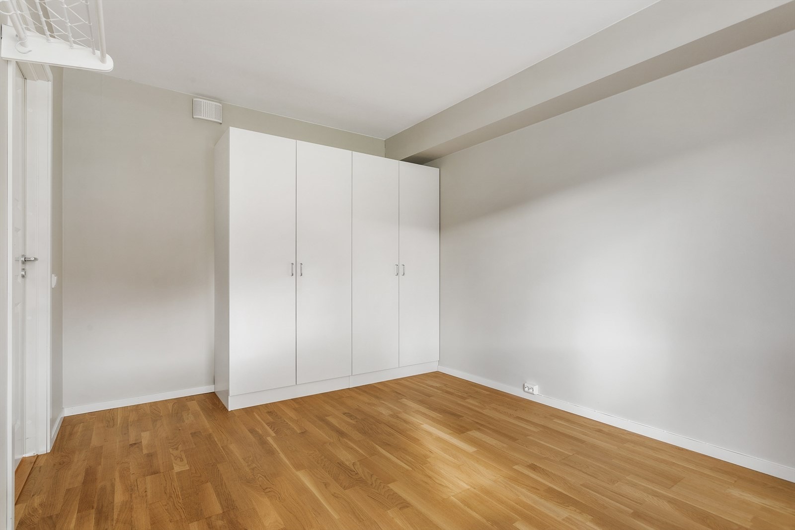 Praktisk med garderobeløsning. Galleribilde