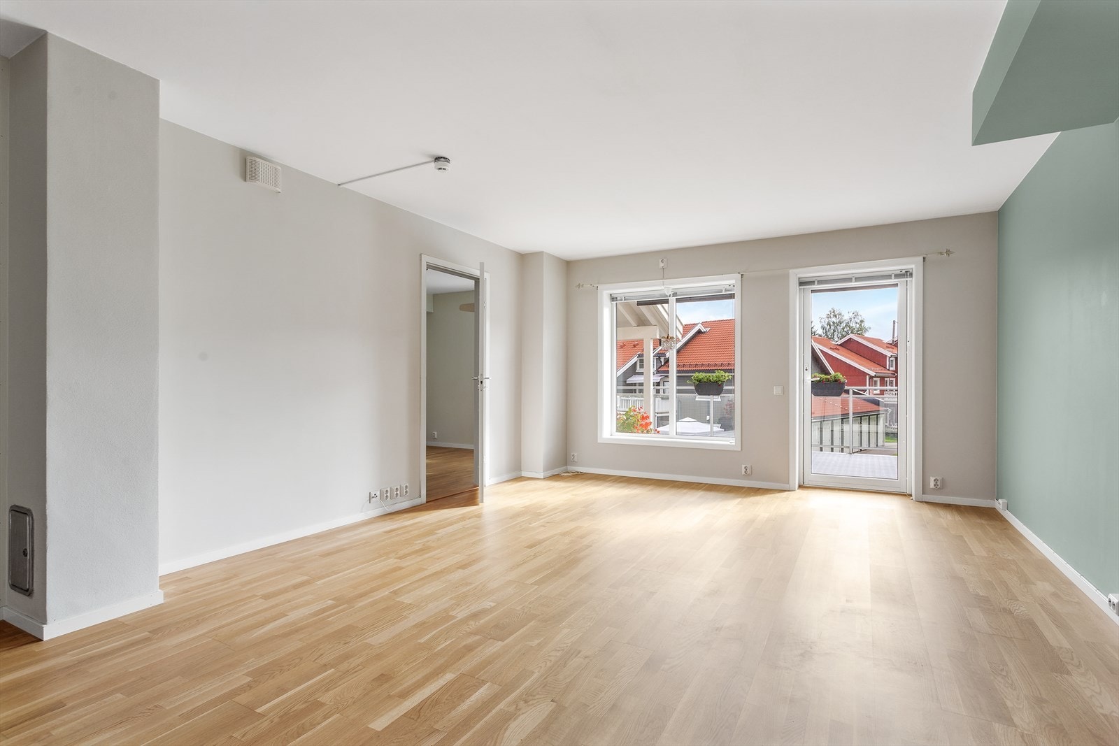Fra stuen er utgang til romslig terrasse som fungerer som forlengelse av stuen på sommerstid. Galleribilde
