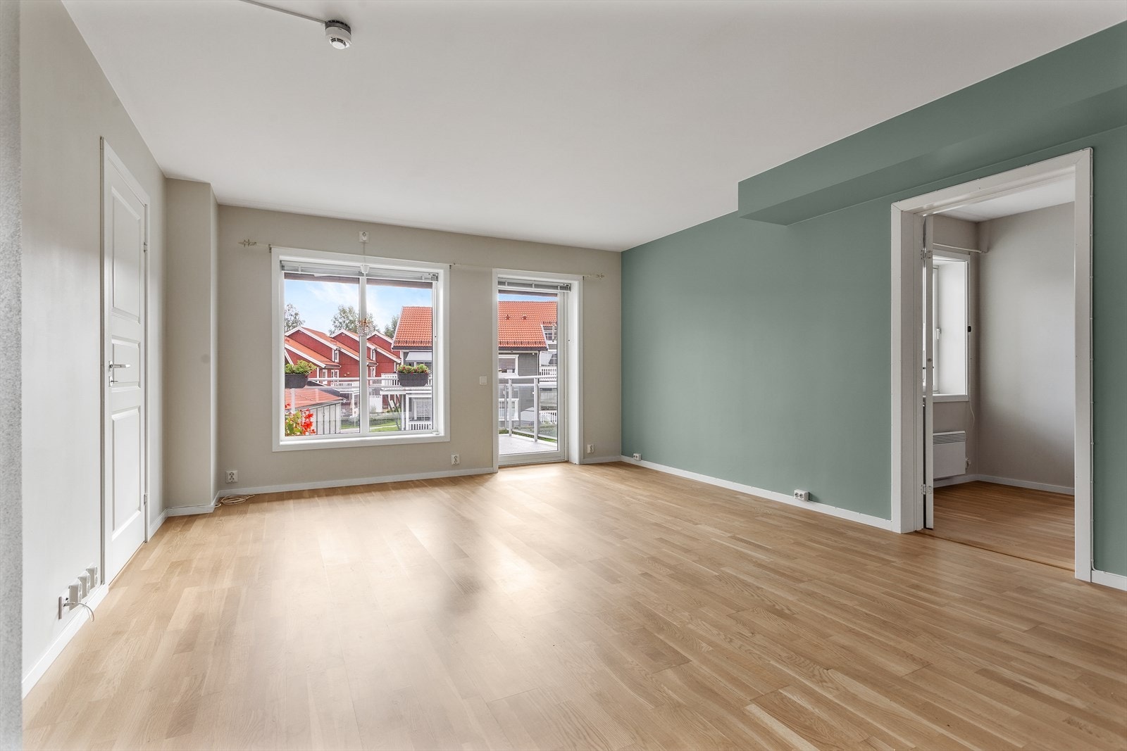 Stuen er av god størrelse, med store vindusflater som slipper inn rikelig med naturlig lys. Galleribilde