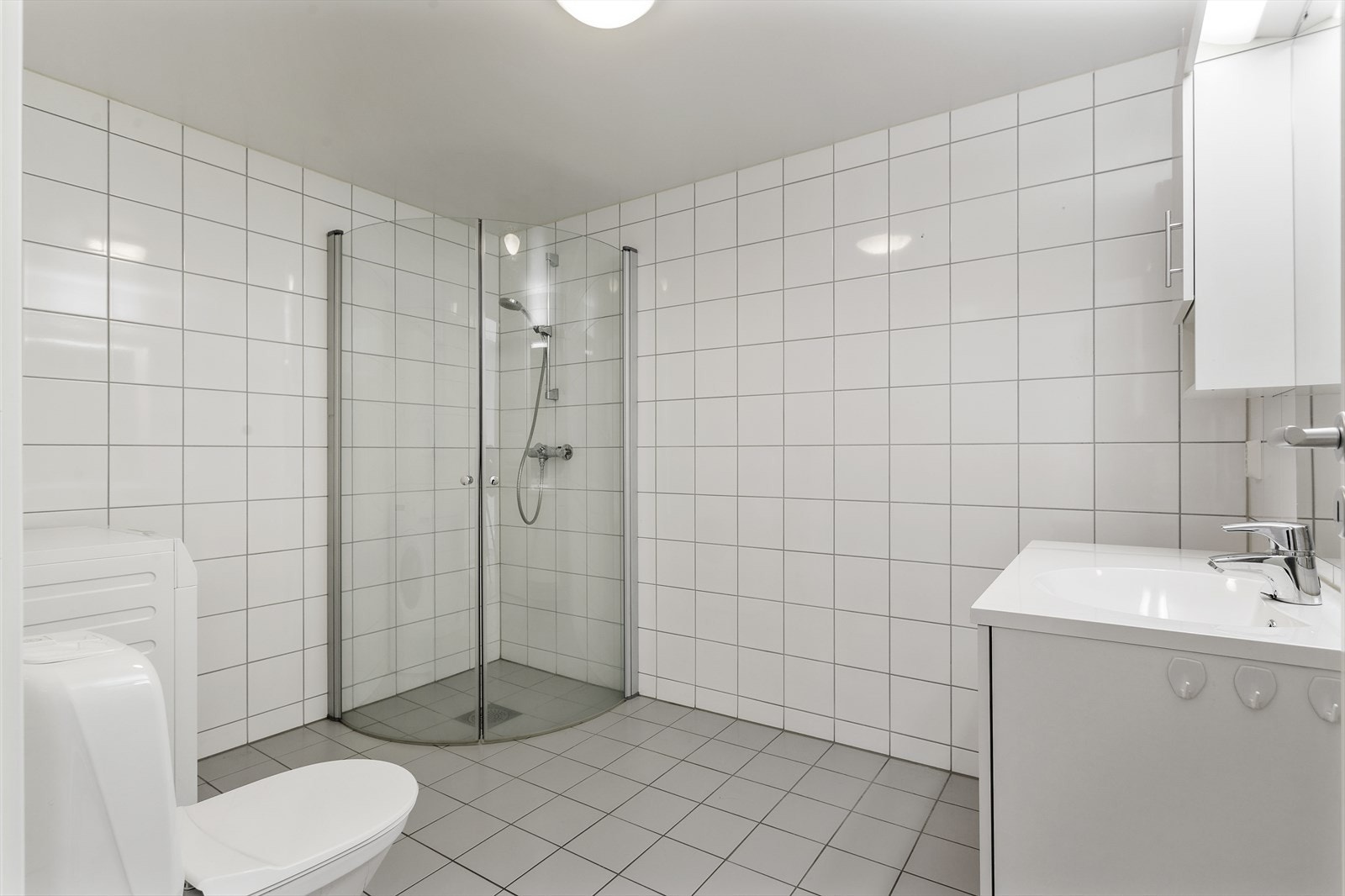 Pent flislagt bad med varmekabler i gulvet. Galleribilde