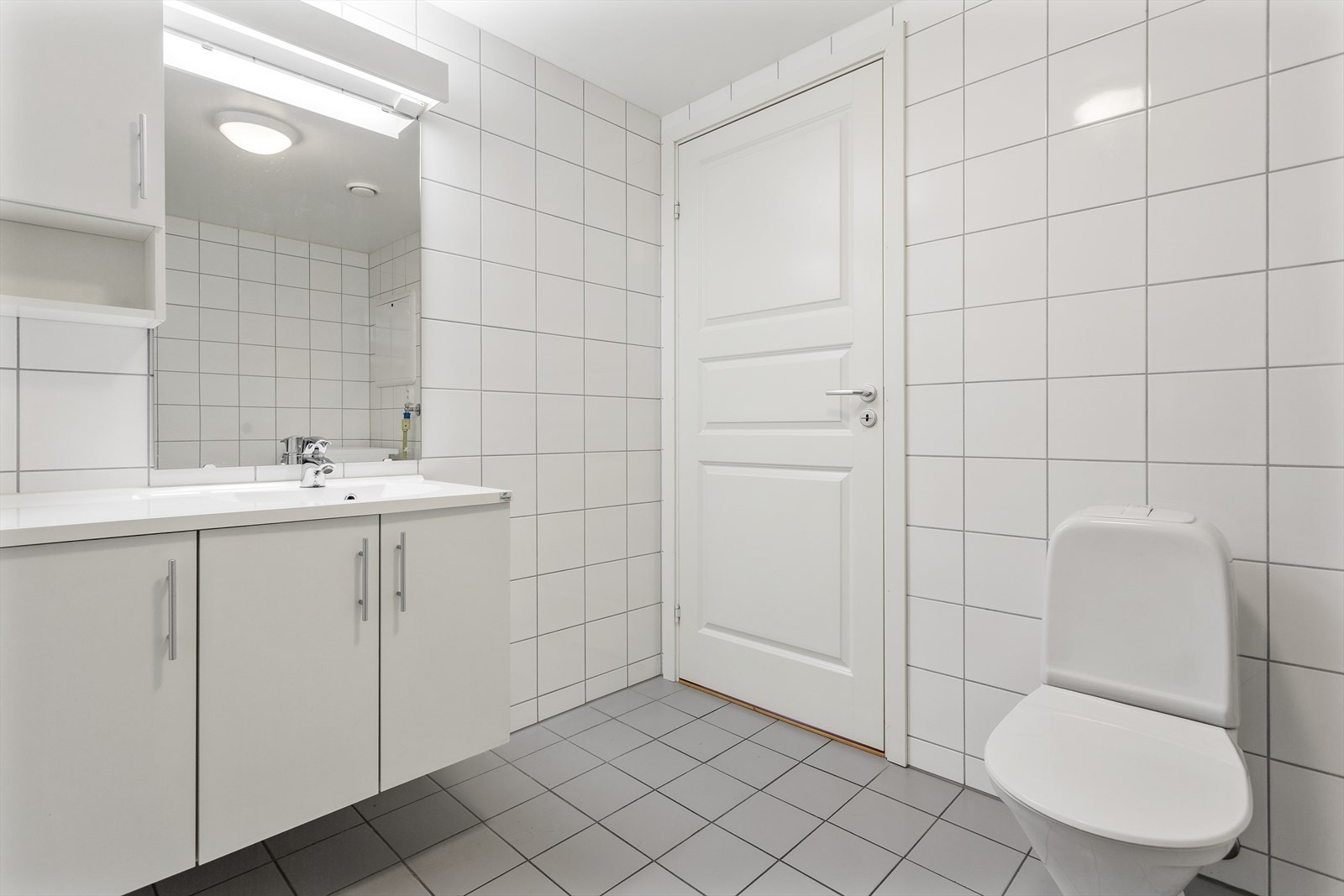 Badet er videre utstyrt med toalett og dusjhjørne med innfellbare glassdører. Opplegg for vaskemaskin. Galleribilde