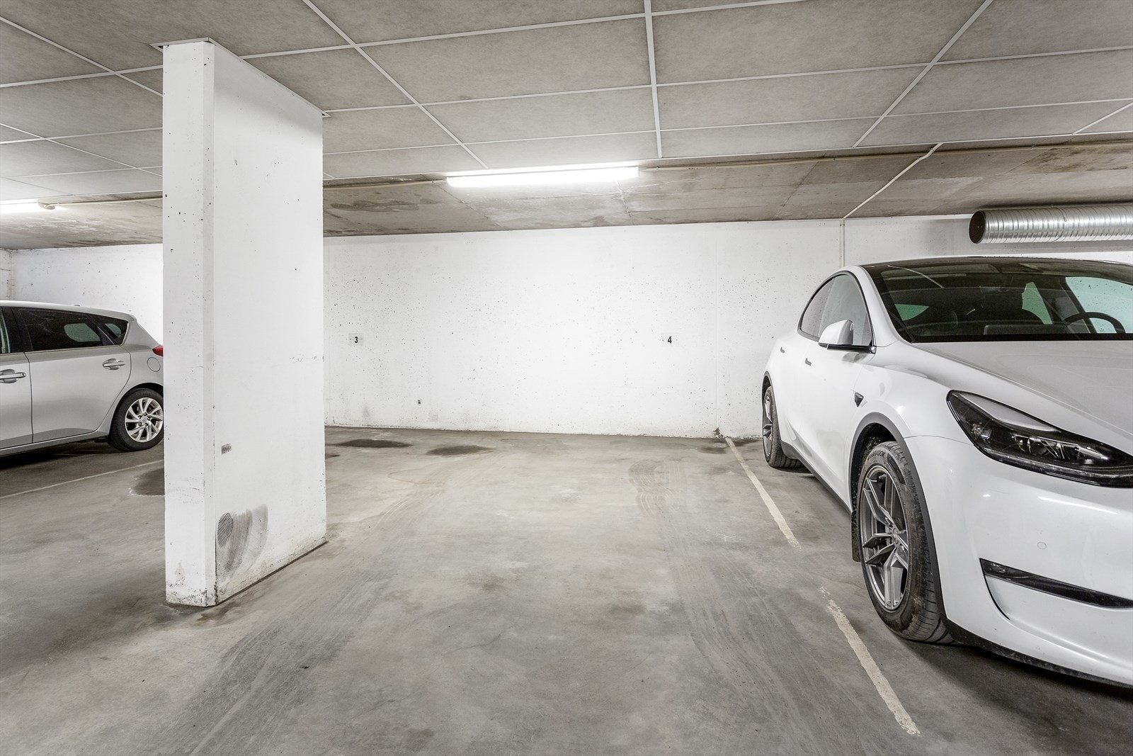 Det er tinglyst rett til parkeringsplass i garasje. Galleribilde