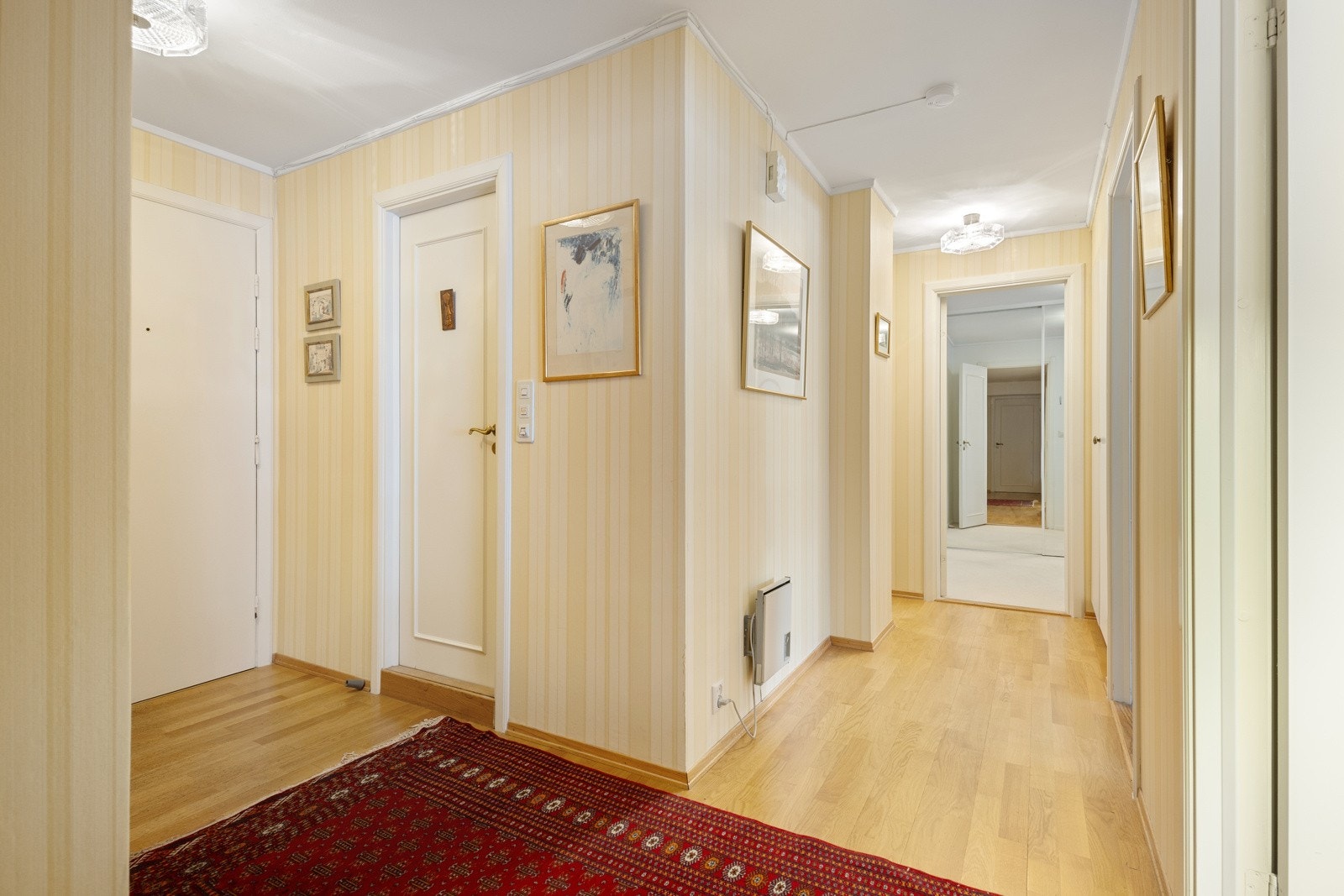 Man ønskes velkommen av en entré med tilliggende gang. Innebygget garderobeskap i gangen. Galleribilde