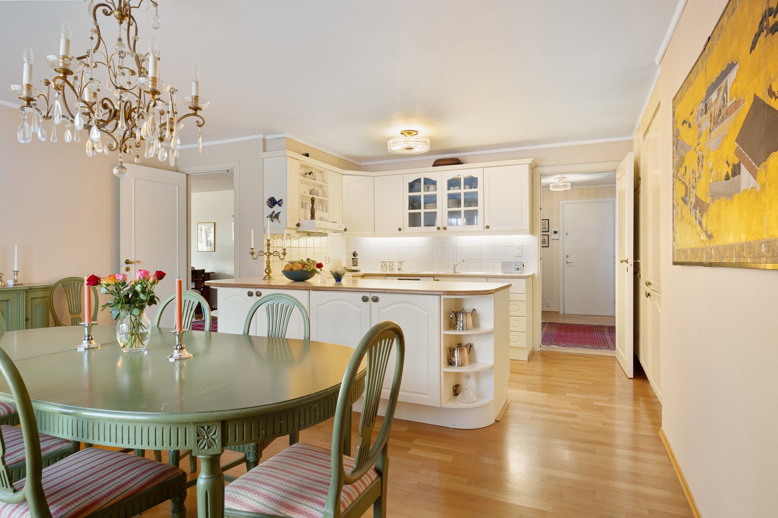 Kjøkkenet har en smart barløsning, perfekt til måltider og gode samtaler, men også for lekselesing mens maten lages. Galleribilde