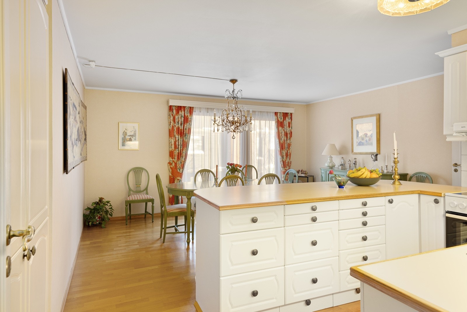 På kjøkkenet er det plass til at hele familien blir med på matlagingen. Galleribilde