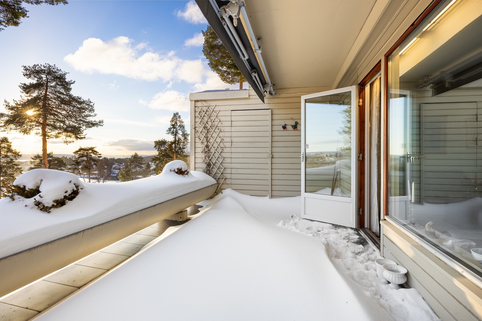 På terrassen er det utebod, markise og en dyp blomsterkasse, perfekt for deg med grønne fingre. Galleribilde