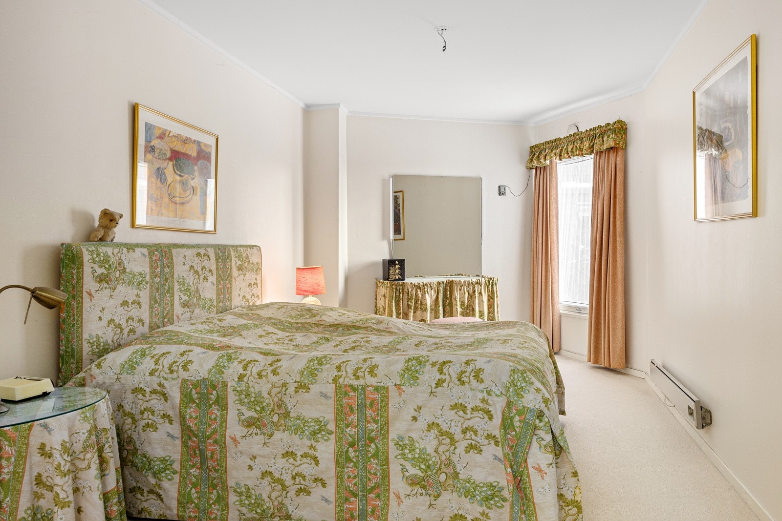 Hovedsoverommet er virkelig stort, med god plass til både dobbeltseng og annet møblement. Galleribilde