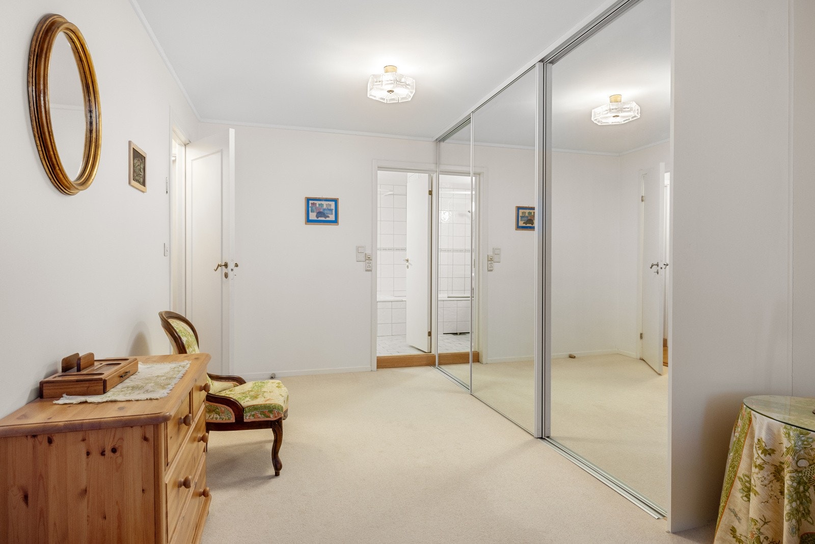 Sko og klær ryddes enkelt bort i en stor skyvedørsgarderobe på hovedsoverommet. Galleribilde