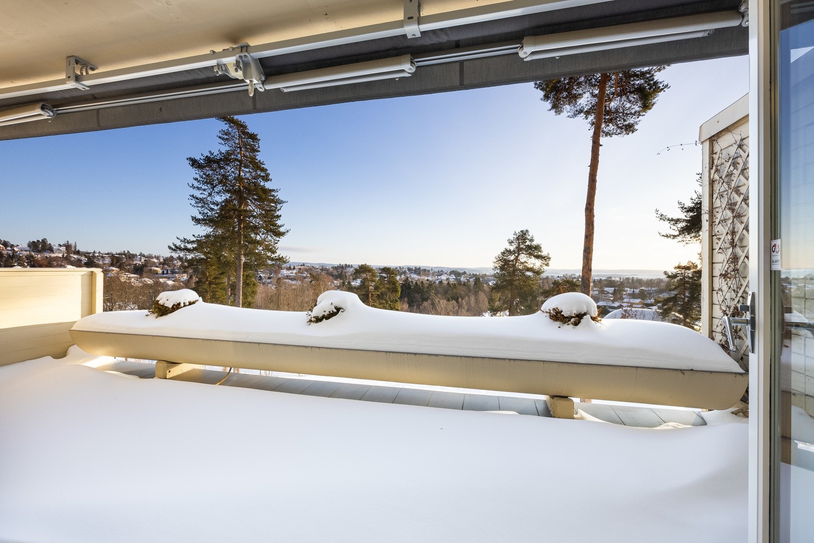 Utenfor stuen har leiligheten en sørøstvendt og delvis inntrukket terrasse på ca. 15 kvm. Galleribilde