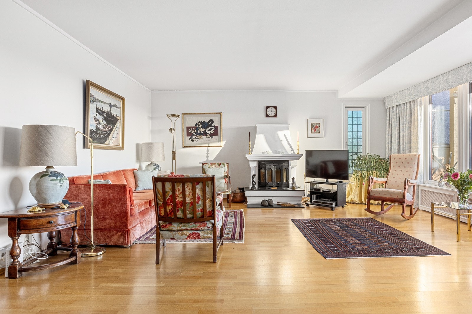 Stuen innbyr til både rolige og sosiale kvelder. Galleribilde