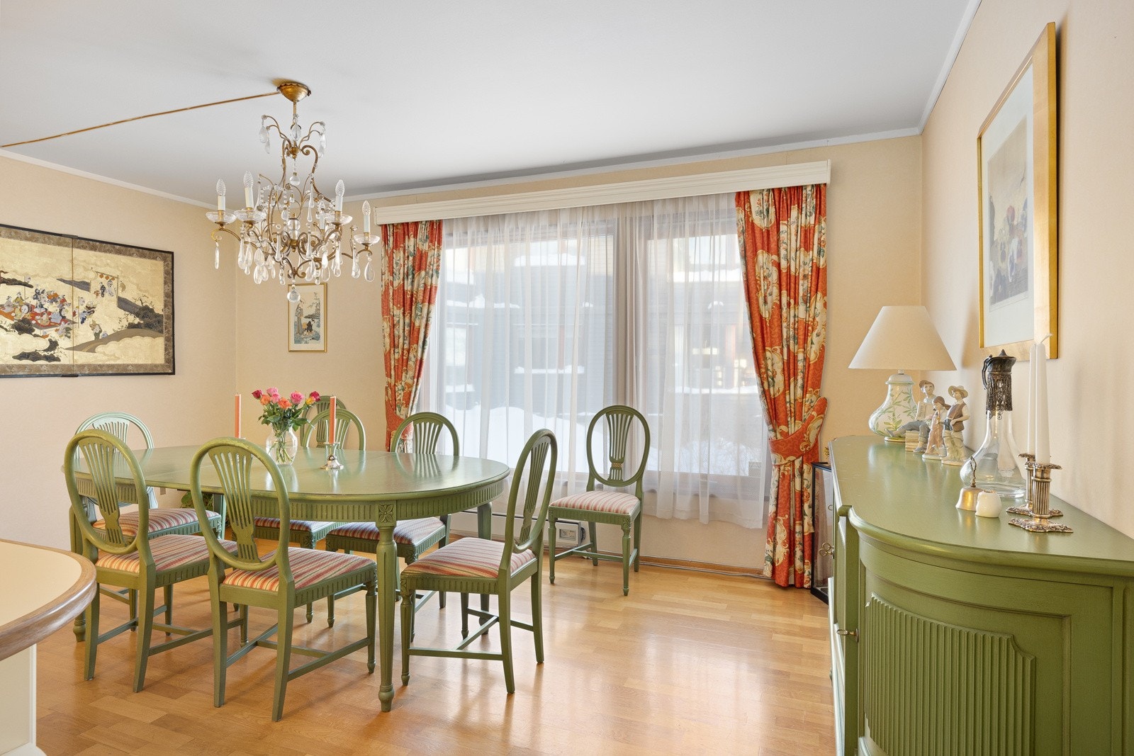 Her samles familie og venner for hyggelige måltider rundt et langbord. Galleribilde