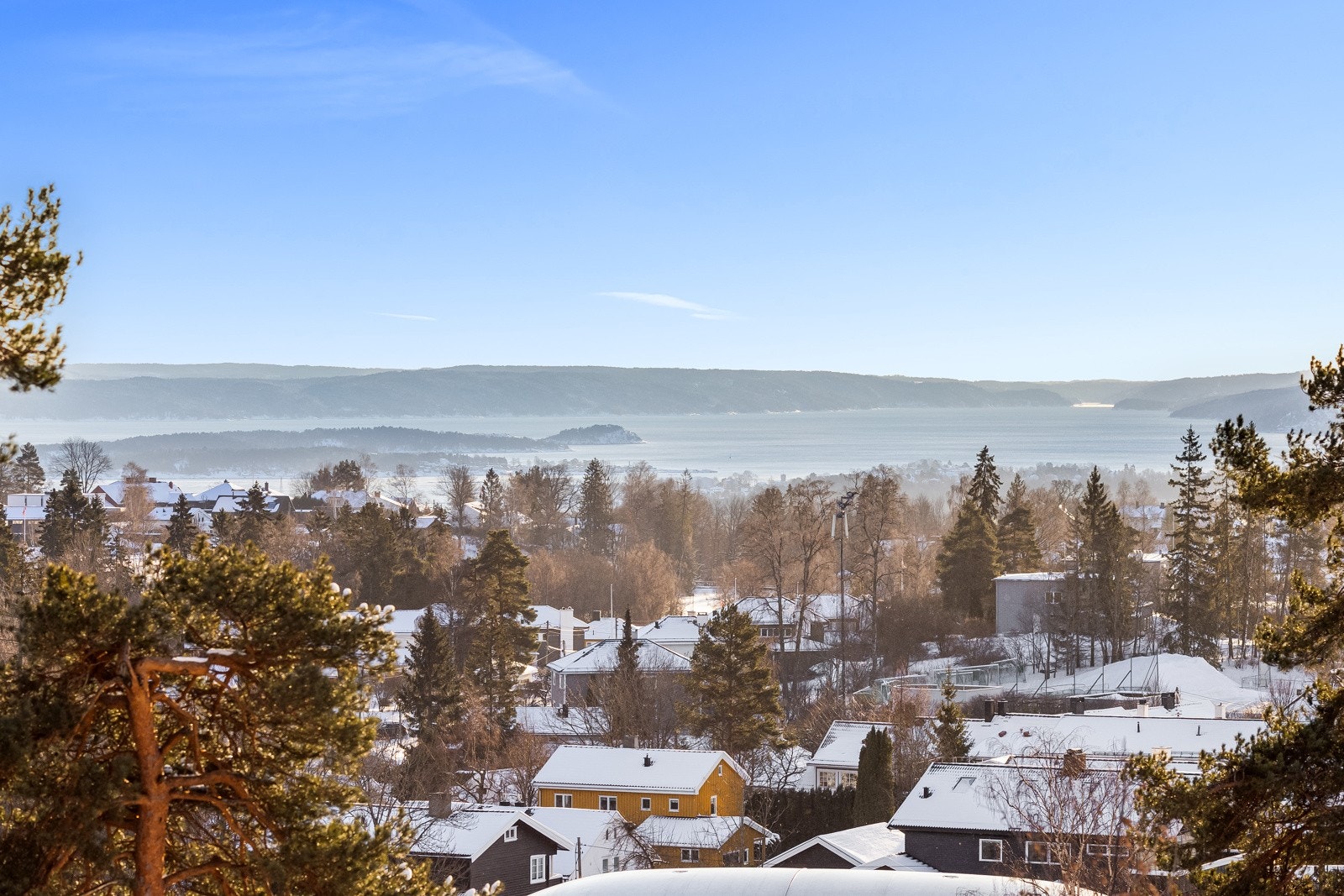 Velkommen til en stor 4-roms selveierleilighet med nydelig utsikt over fjorden. Galleribilde