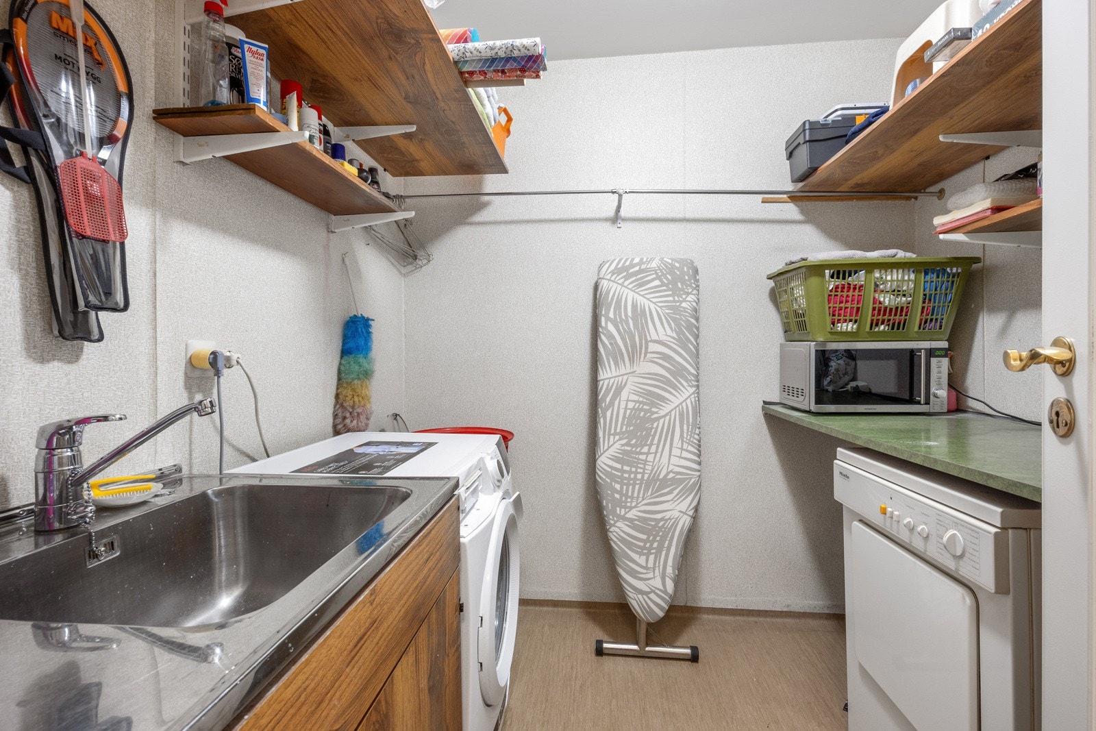 Et eget vaskerom forenkler hverdagen, innredet med hyller, benker og nedfelt utslagsvask. Galleribilde