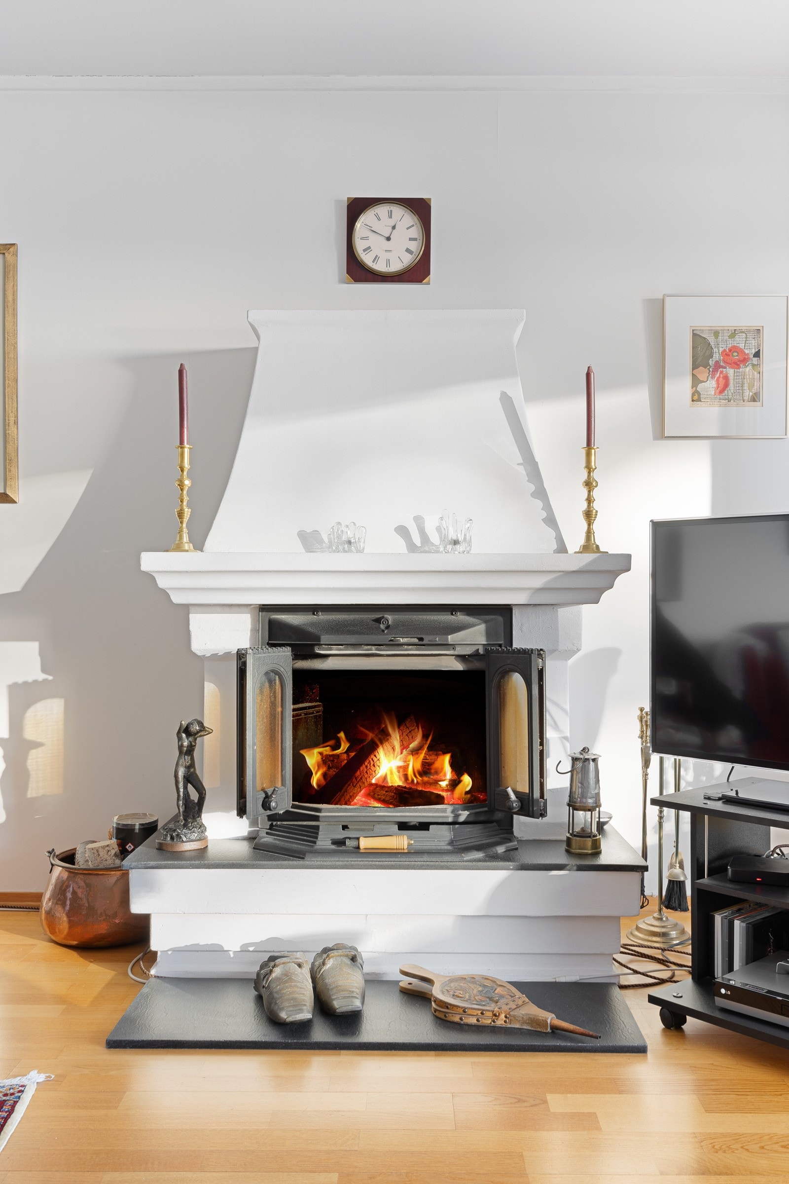 Man finner enkelt både roen og varmen foran ildstedet i stuen. Galleribilde