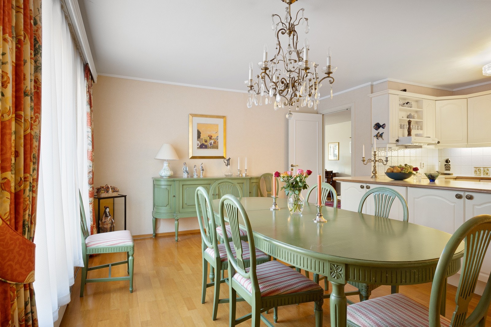 Hjertet i leiligheten er et stort kjøkken med mye naturlig lys. Galleribilde