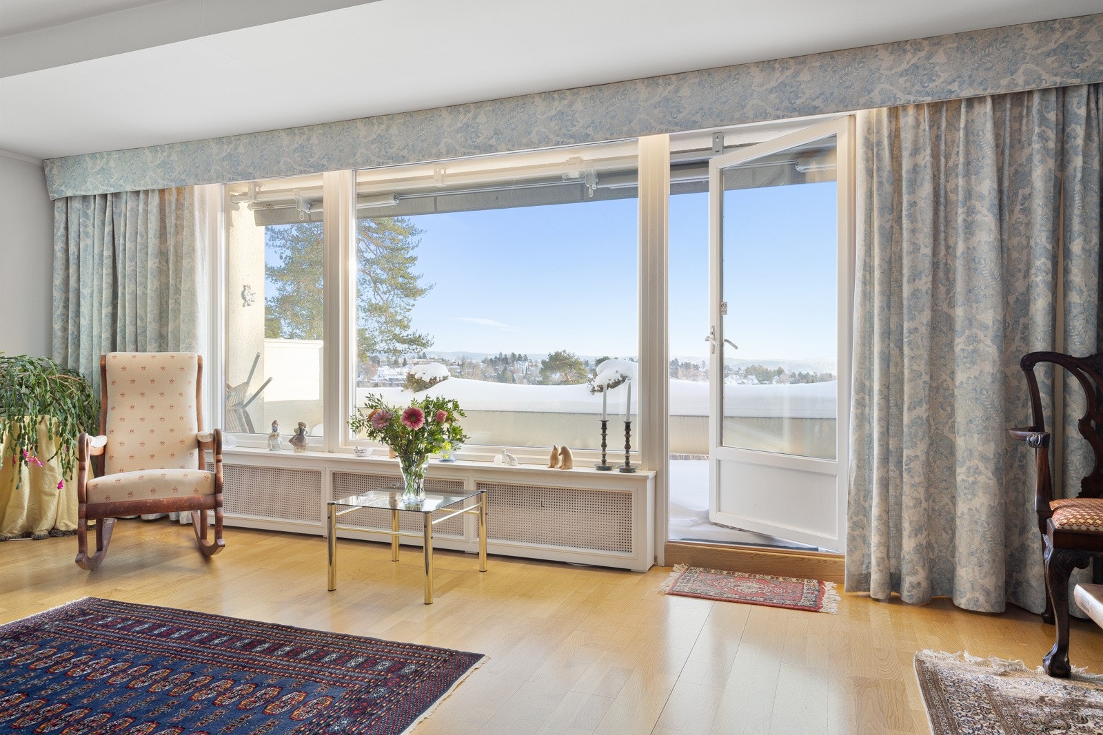 Store vinduer i front gir flotte lys og utsiktsforhold i stuen. Galleribilde