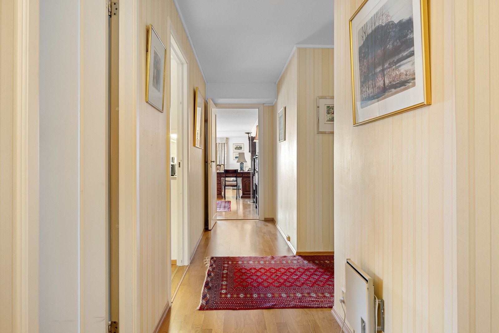 Leiligheten oppvarmes elektrisk med stedvis panelovner. Galleribilde