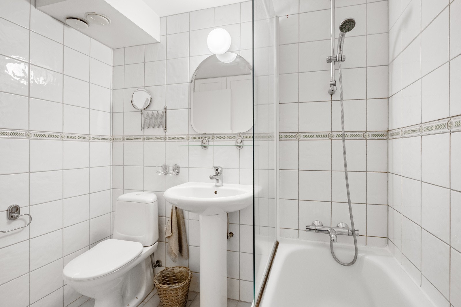 Det ene badet har badekar og ligger i tilknytning til hovedsoverommet. Galleribilde