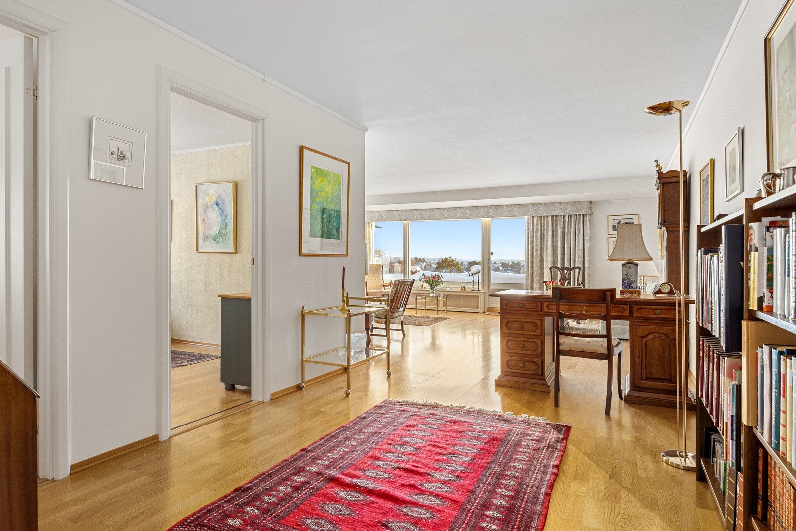 Leiligheten har en meget romslig vinkelstue som er enkel å møblere. Galleribilde