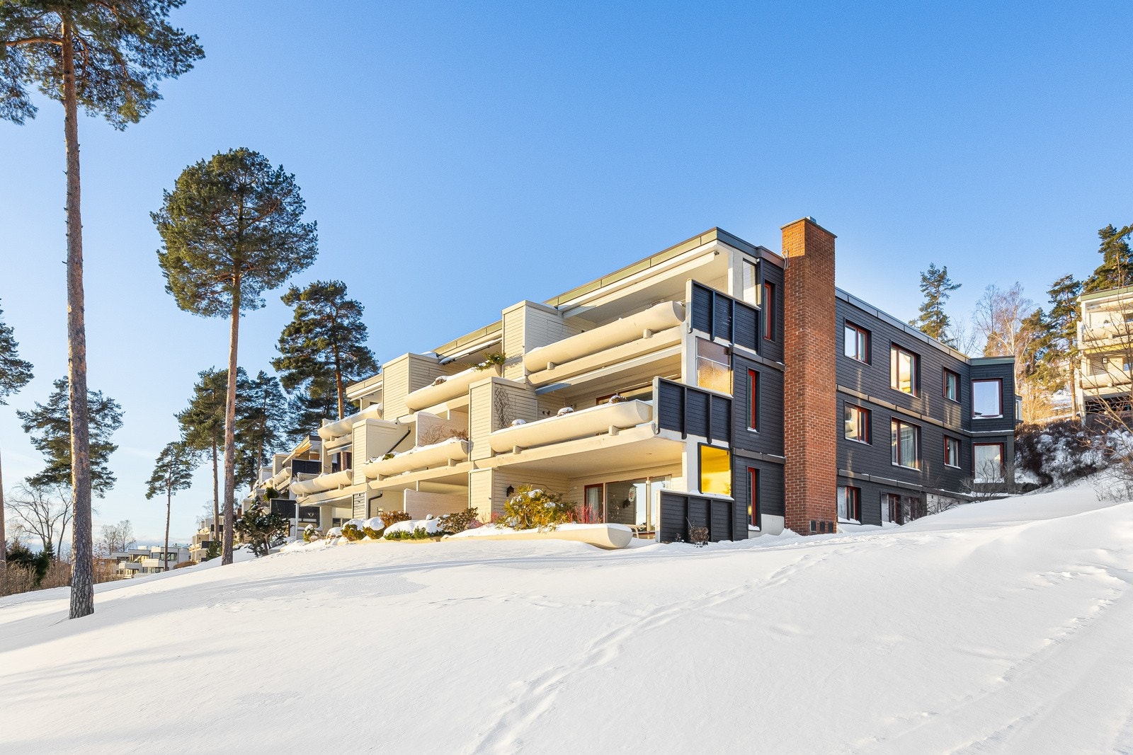 Beliggenheten er rolig og tilbaketrukket, med mye luft og grønt mellom blokkene. Galleribilde