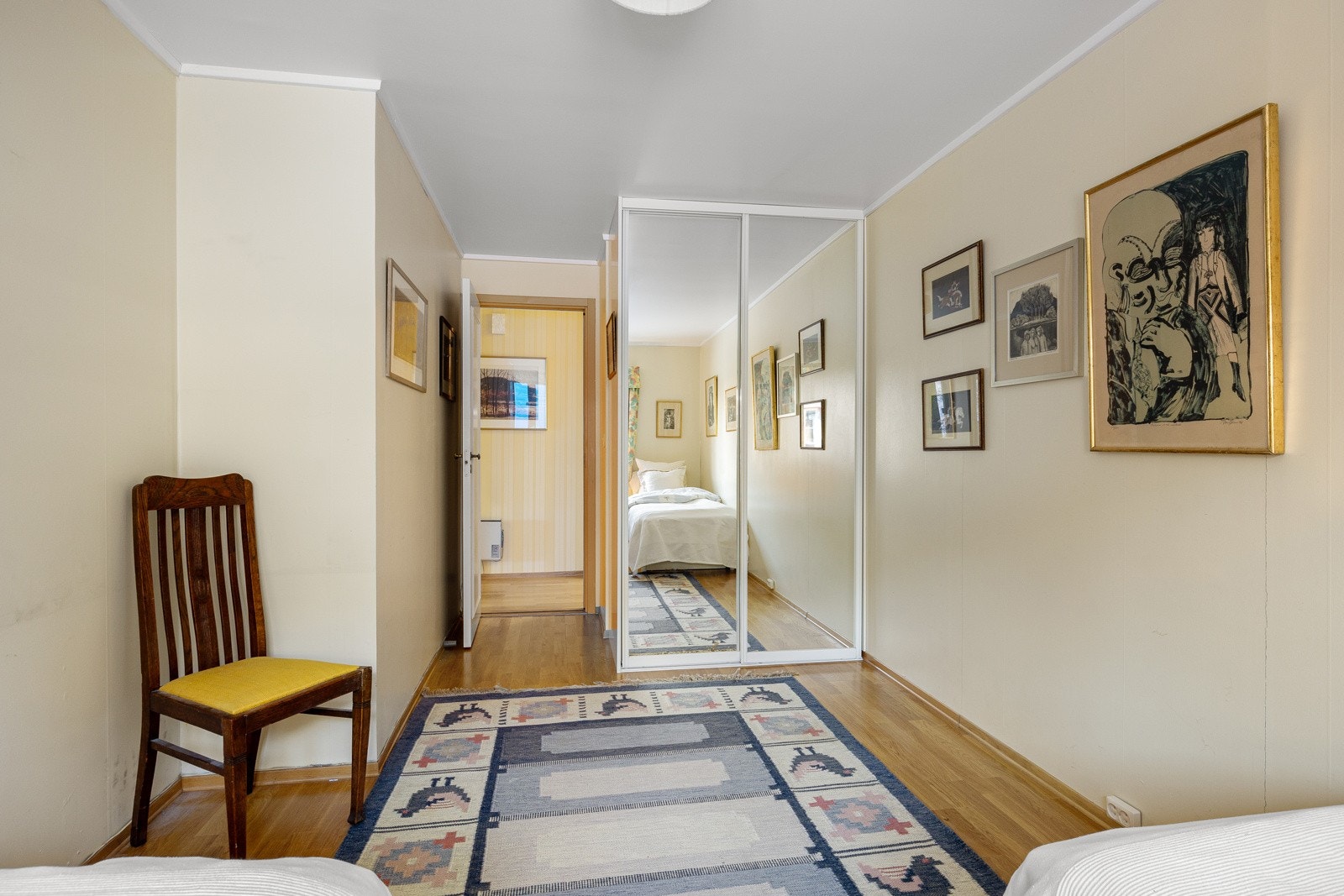 Også et av de øvrige soverommene har en skyvedørsgarderobe med speildører. Galleribilde