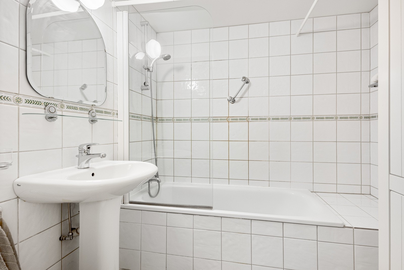 Planløsningen byr på to flislagte bad med toalett. Galleribilde