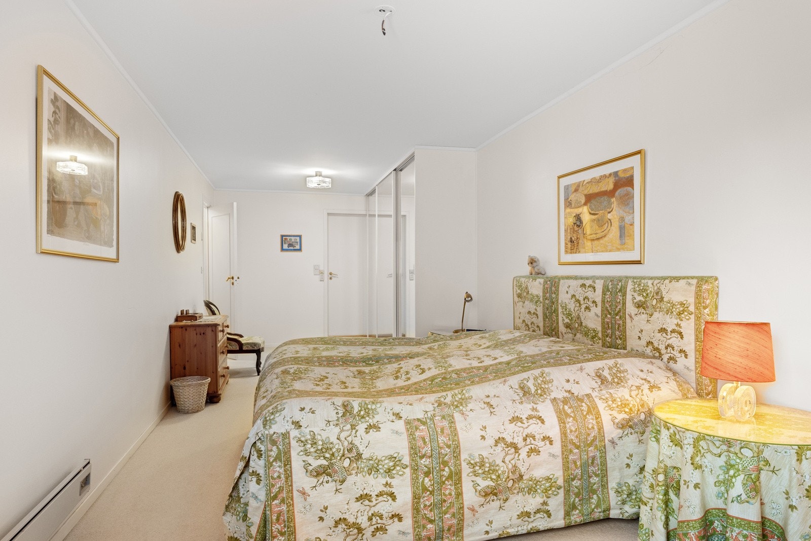 Leiligheten har tre soverom holdt i lyse farger for en behagelig atmosfære. Galleribilde