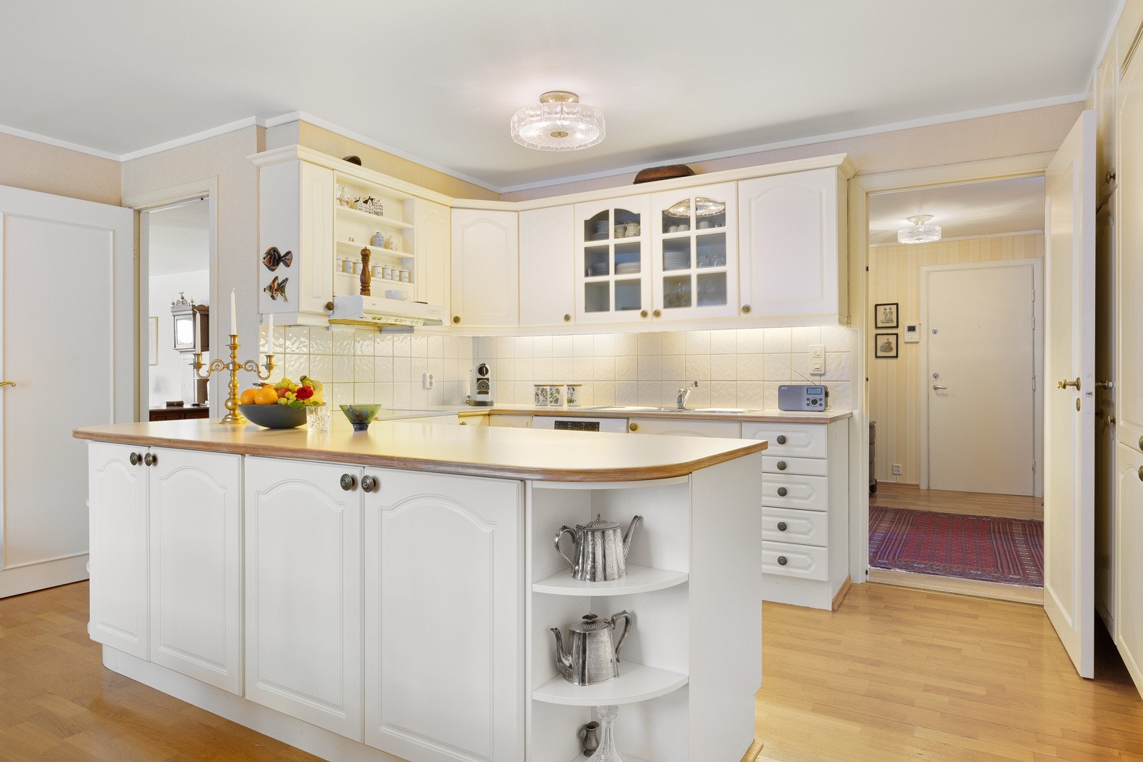 Av hvitevarer har kjøkkenet to integrerte kjøleskap med fryser. Galleribilde