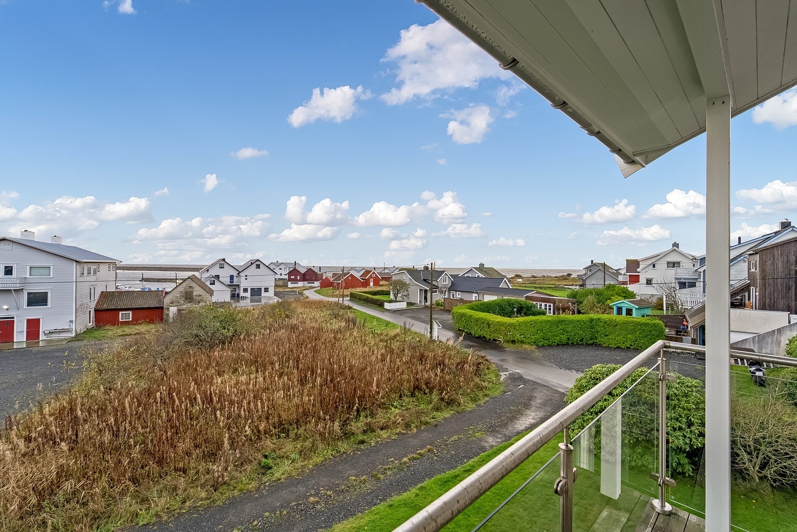Flott utsikt mot havet - her fra balkongen med utgang fra loftstuen. Galleribilde