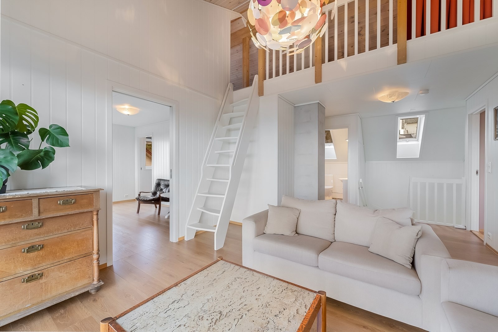 Loftstue med ekstra god takhøyde. I taket er montert en designerlampe som medfølger handelen. Galleribilde